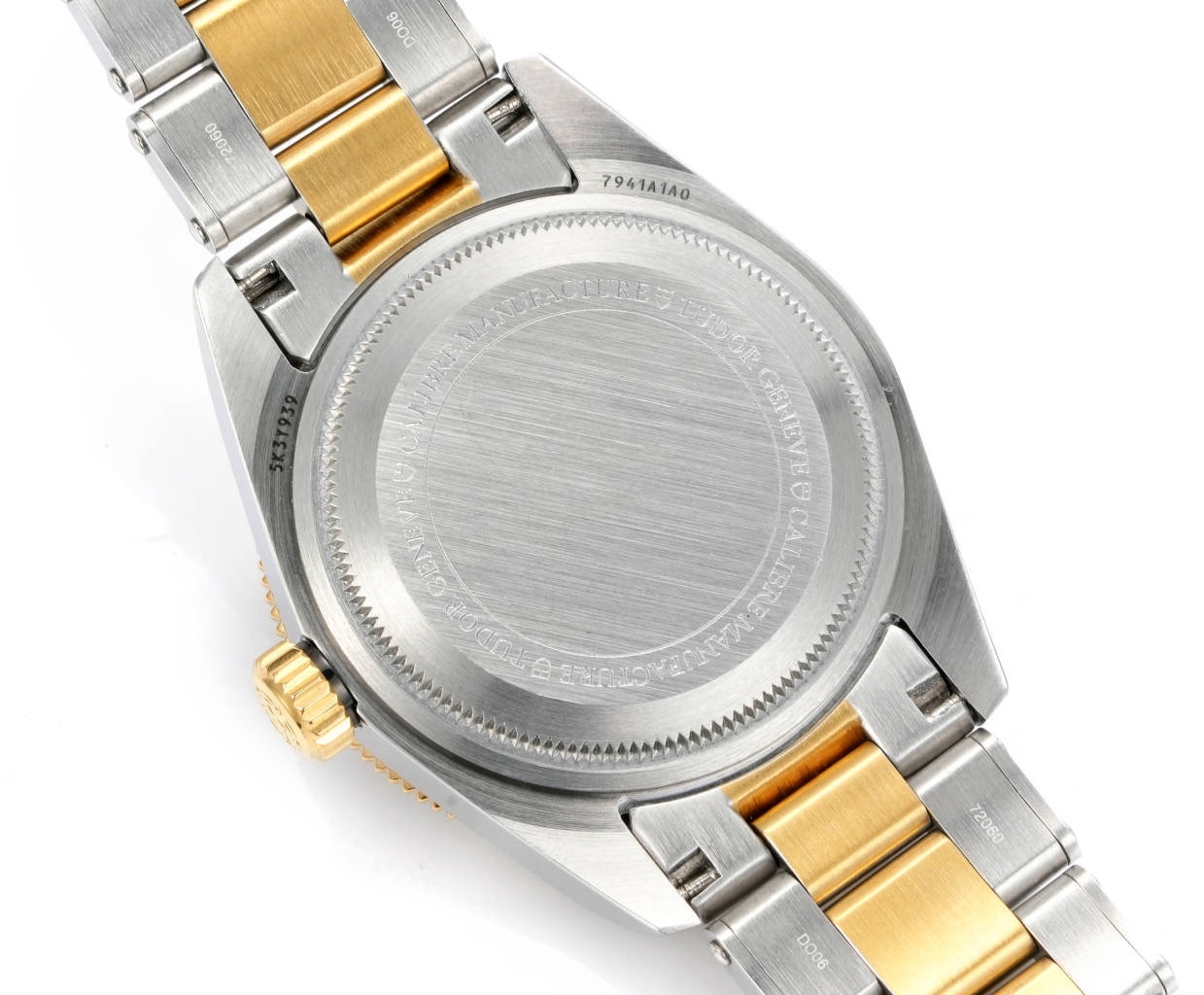 帝舵碧灣系列之格林尼治型腕表。以傳統設計融合格林尼治“可樂圈”經典，成就此復古運動的腕上佳品。
 1：完美還原41mm直徑的啞光拉絲外殼，斜邊經由拋光潤飾，不刮手，極致實現原版硬朗流暢的線條。可雙向旋轉的“紅藍可樂圈”採用陽極氧化鋁所制（材質對應原版）！
2：鏡面採用藍寶石水晶玻璃，還原正品復古懷舊的鍋蓋造型
3：此次升級錶帶表扣，微拉扣設計，同步原裝的“鉚釘”不鏽鋼錶帶，打磨精細，採用實心鏈節，兩側鏈節以鉚釘頭連接，呈現獨特的階梯形結構，錶帶邊緣及表扣圓潤不鋒利，佩戴便捷，上手舒適
