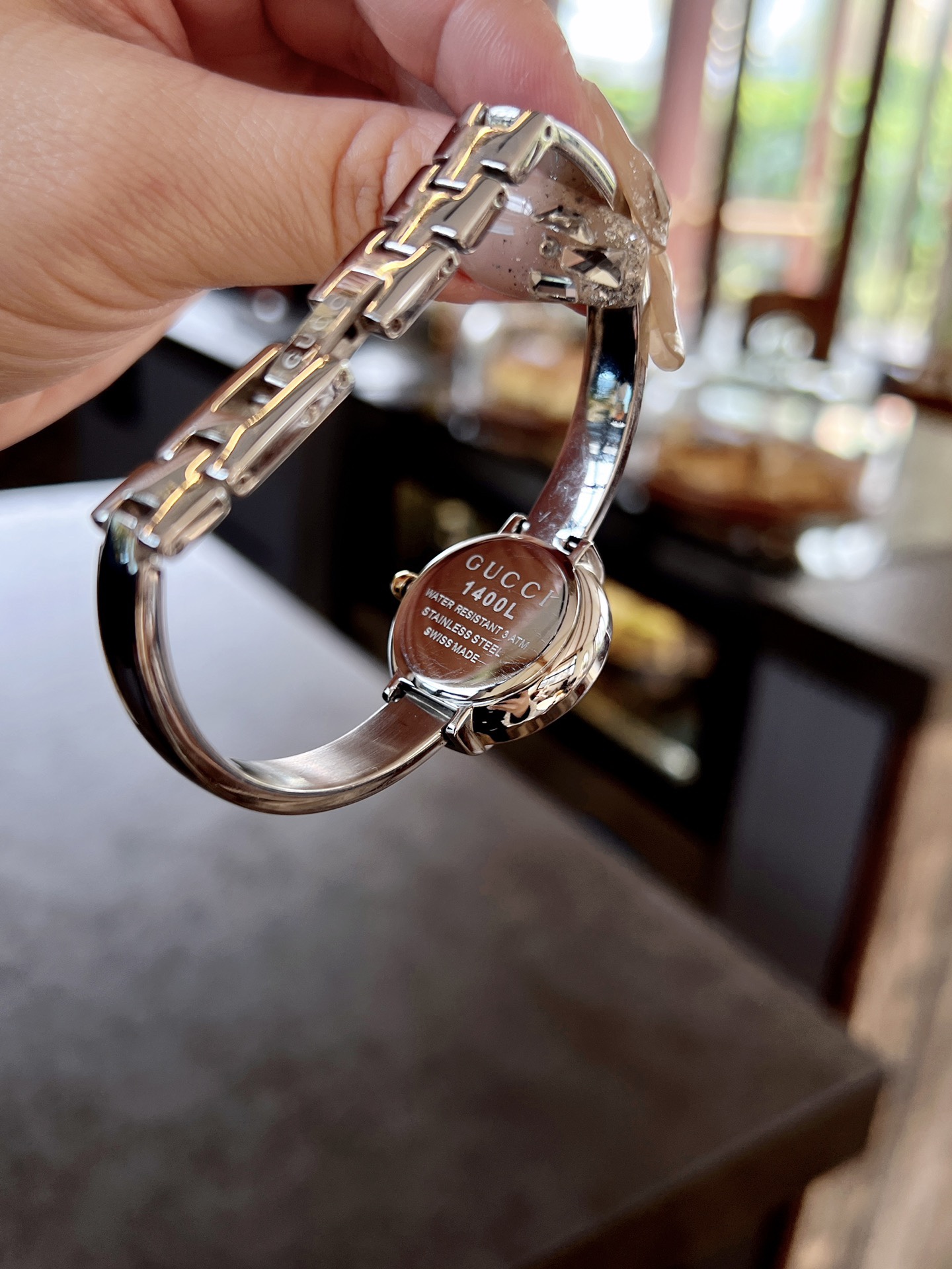 
古馳
Gucci 瑞士日內瓦最新限量款升級版到貨（後蓋全新加重處理，重做原裝對版鑲鑽字面。字面鑲嵌八箭八星兩個閃亮的鋯鑽石💎，細節誠意滿滿💎區別以往老舊版本，歡迎品鑒👏👏），表徑25mm，厚度7.5mm，藍寶石玻璃，表面把頭都有經典雙G logo設計元素，非常經典，適合小手腕佩戴，小巧玲瓏，溫婉細膩