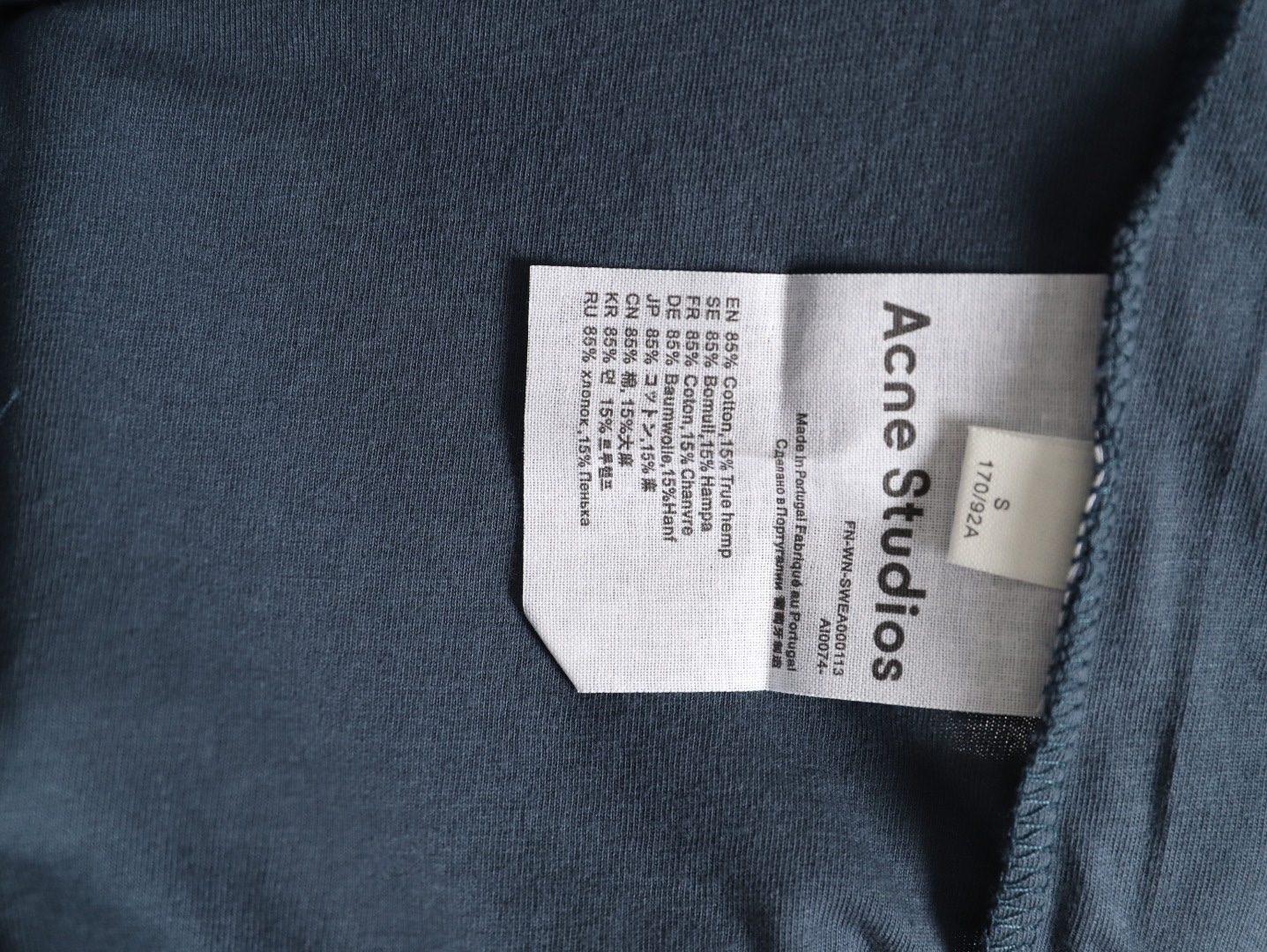 🔝Acne Studios 26SS 1996字母印花短袖T恤
面料是定制定染的32支220g原版雙紗棉，胚布經過高盂環保染色，裁大貨前還要進行高溫環縮水，降低縮水率的同時使得手感更柔軟舒適，印花方面必須五層膠漿，第一遍必須為進口打底漿，填平布料上極為細小的線洞，再由高溫床烤乾再劇頗色，採用油墨因熱平網印花，一共刷五層，每一層間隔為時間為30分鐘，才能保證出來的成品保持原版的質感，全套開發輔料
尺碼：S-XL