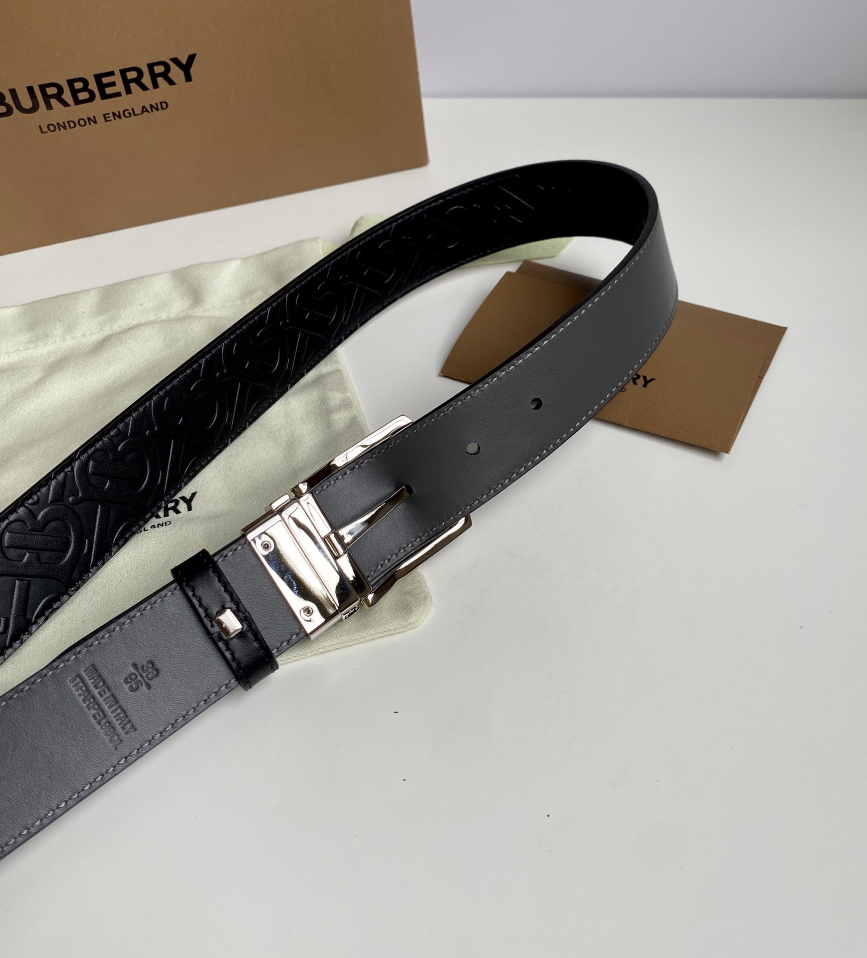 Burberry巴寶莉專櫃同步上新🎉🎉意大利制腰帶 裝飾品牌專屬標識壓花圖案 搭配鍍鈀金搭扣  營造精緻設計感 寬:3.5cm  精緻優雅