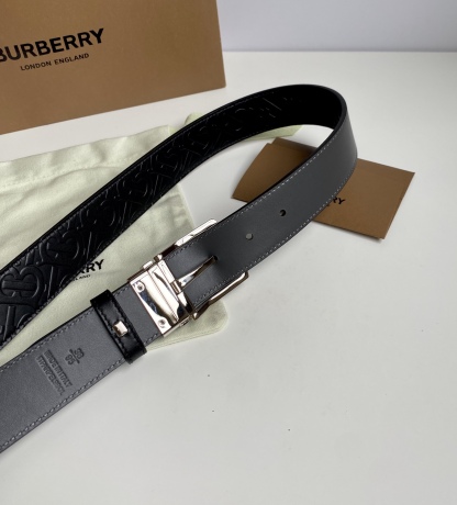 Burberry巴寶莉專櫃同步上新🎉🎉意大利制腰帶 裝飾品牌專屬標識壓花圖案 搭配鍍鈀金搭扣  營造精緻設計感 寬:3.5cm  精緻優雅