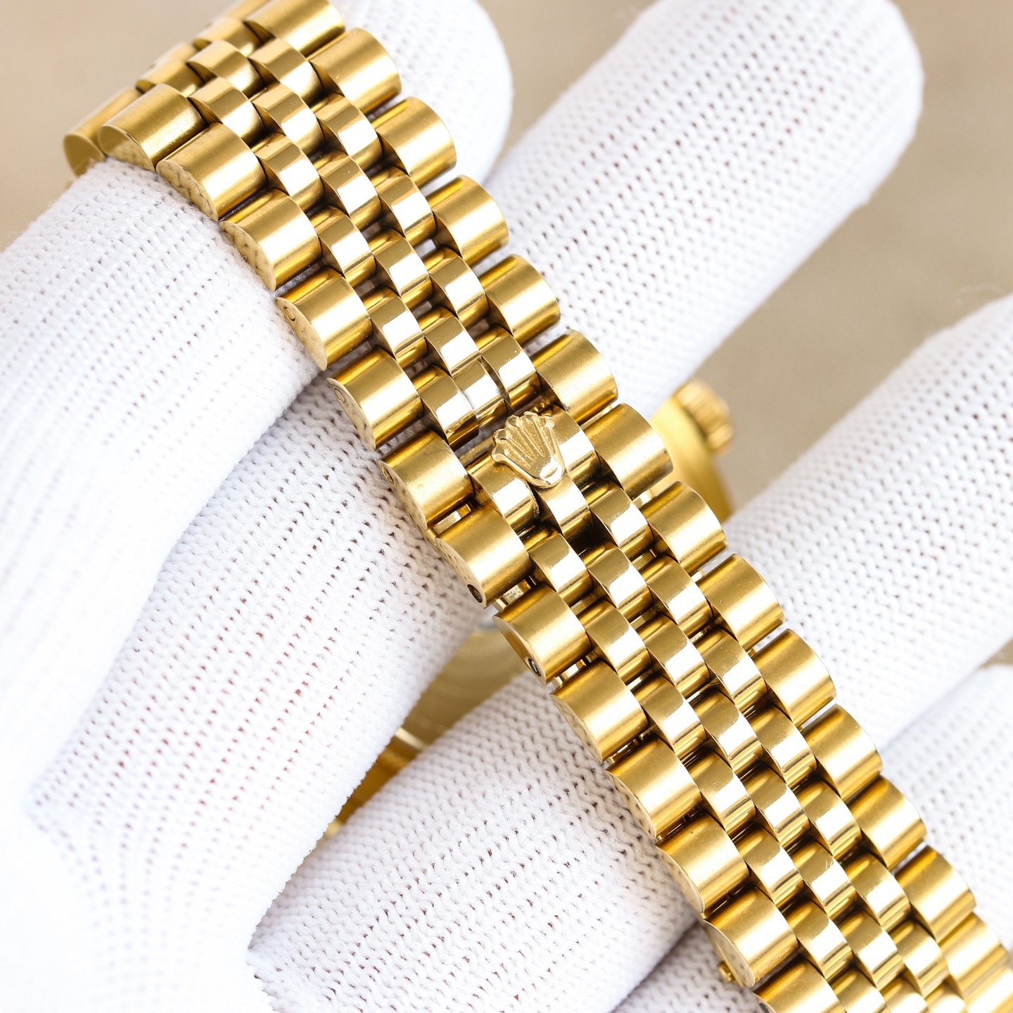 年度新款強力推薦
🔥經典日誌系列-多功能腕表🔥
防表屆最高版本⌚️勞力士⌚️ 複雜系列六針男表[愛心]爆款[愛心] 多功能腕表。
1⃣️搭載原裝進口9100星期月份月相動能功能機芯機械表！
2⃣️錶盤上採用經典獨家高級奢華稜紋 突顯出這款腕表的華貴氣質[呲牙]
3⃣️錶帶採用進口316鋼帶腕表！
4⃣️表鏡採用雙卜藍寶石鏡面！
5⃣️透視底蓋！
6⃣️直徑41毫米，厚度10毫米！
腕表功能匯集星期/月份/日期/月亮/太陽等功能於一身，最佳男士商務腕表真正的標配！為高端腕表的代表之作！
榮譽出品 尊