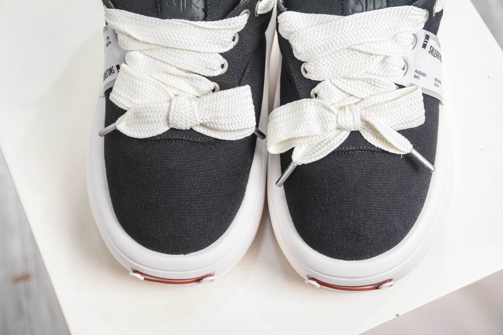 𝐒𝐦𝐢𝐥𝐞𝐫𝐞𝐩𝐮𝐛𝐥𝐢𝐜 SMI 開口笑麵包鞋系列 軟fufu的帆布鞋面透氣不悶腳，暴走一天也不累。5cm的雲朵厚底，悄悄拉長腿部線條，小個子秒變九頭身比例，視覺增高又完全不笨重。
尺碼：35 36 37 38 39 40 41 42 43 44