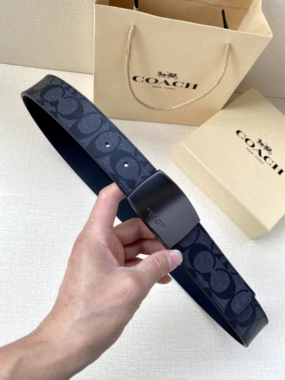 寬度3.8cm COACH 這款雙面腰帶一面為經典標誌帆布材質，另一面為精制皮革材質，配有標誌性扣件，將兩種外形合二為一。通過簡單的說明，可用剪刀剪裁至完美合身度。
標誌印花配頭層牛皮
可裁剪
雙面
38M (寬)