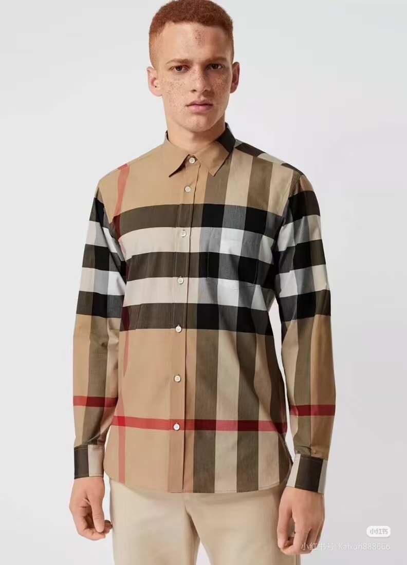 Burberry/巴寶莉 經典大格紋棉質襯衫
定制原版一致80支精梳棉單線紗，紗線全部訂染，最終確定織法，
無論是格型大小線條粗細均達到Y版水平並且布料沒有尾斜現象，
紅外線裁剪對條對格單件裁，保證大貨品質，
定制塔羅貝油封噴漆扣子自然發亮（不同市場版都是樹脂扣），裁片、領子坐領 門邊 袖口 部位加了燙薄，
全部要對格對位出成品，紅外激光定位對格取位，
每個獨立的尺碼都是定位裁片，前幅，口袋，袖子等部位都是對格對位的，
工序複製，費時費料，經典簡單氣質不失大牌，面料上身舒適柔軟卻又挺括有型，