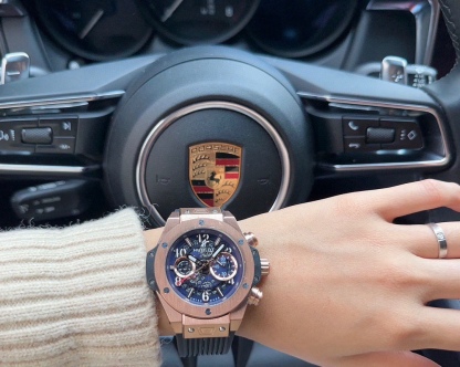 恆寶 Hublot精品男士腕表，勁爆鏤空設計，技藝精湛，獨具匠心，尊貴大氣，紳士風範。採用全自動機械機芯，頂級316精鋼表殼，天然橡膠錶帶，礦物質超強鏡面，尺寸43*13