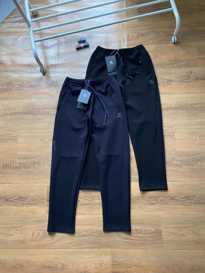 凱樂石Kaillas春秋季新款男士休閒運動長褲！經典時尚款，客供純棉針織空氣層面料，柔軟舒適！小標logo刺繡，精緻飽滿，兩側拉鍊口袋，套結加固，腰部鬆緊抽繩，做工細節都非常不錯，上身效果一級棒，喜歡的兄弟不要錯過！