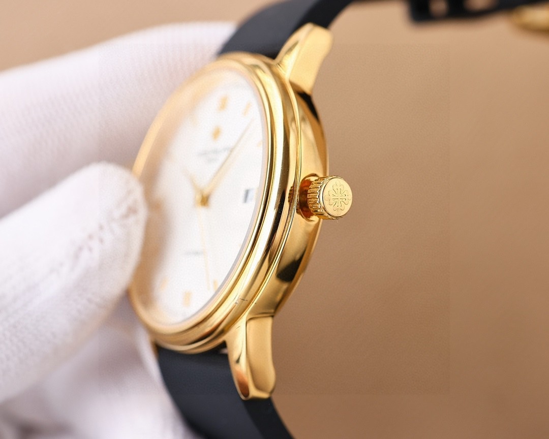 
推出最新款式百達翡麗PATEK PHILIPPE高版本高級自動腕表！男士腕表➡簡單不失大氣  40mm表徑，316精鋼表殼，搭載原裝全新進口8215全自動機械機芯（零返修），耐磨抗刮藍寶石玻璃，進口意大利🇮🇹橡膠帶，原裝品質針扣，具備超強防水功能👍 復古風格，恆久魅力，高檔奢華，紳士必備🔥AD出品 精品不斷🔥