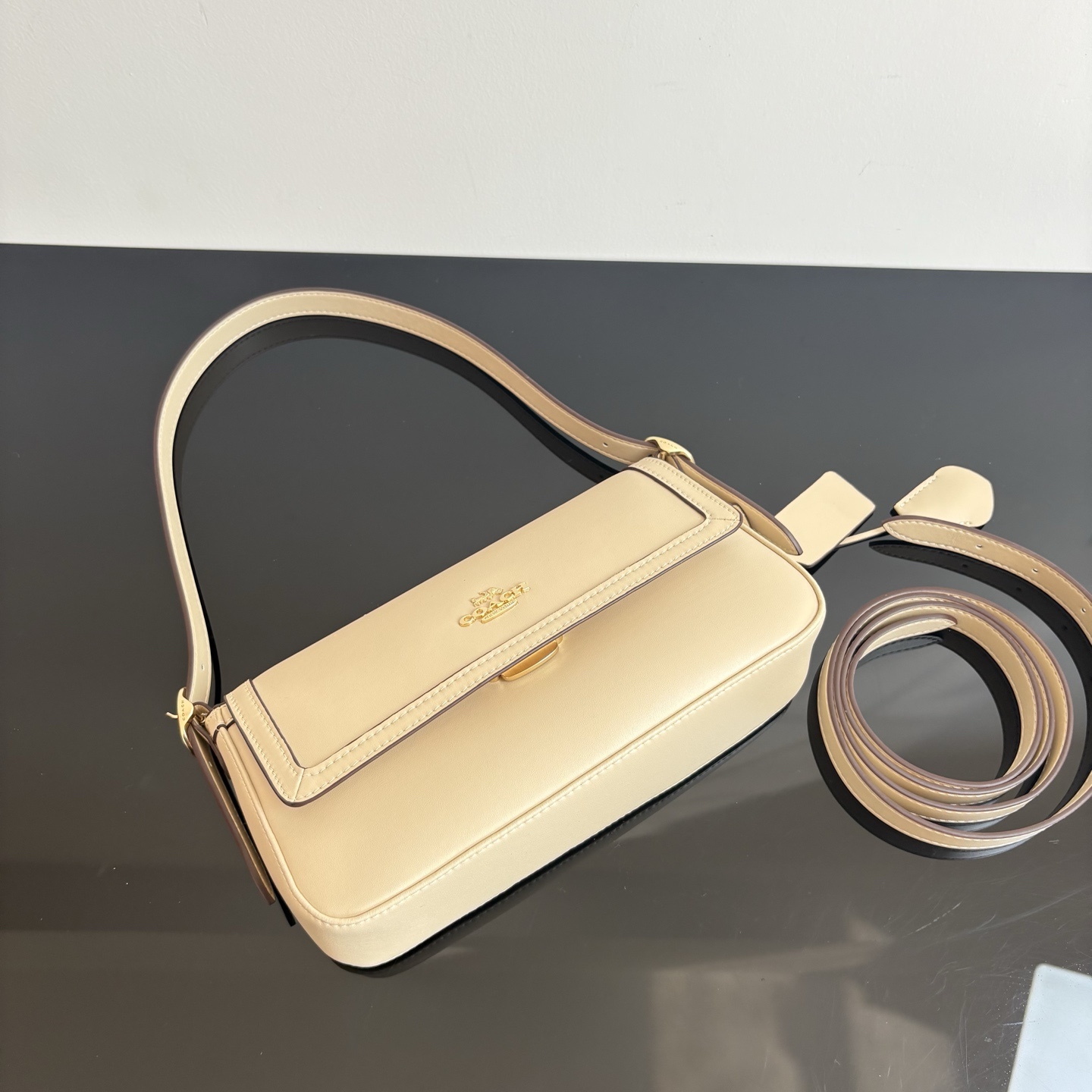 
【新品】COACH/蔻馳奧萊女士ETTA25號翻蓋單肩包腋下包高級通勤 CCV63尺寸25*13.5*6