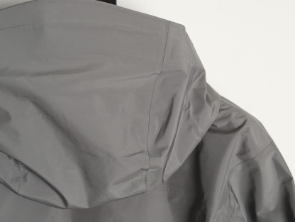 🔝ARC‘TERYX 始祖鳥 BETA LT戶外防水硬殼衝鋒衣
市場獨家全溢膠版本 一比一細節還原
YB四次壓膠工藝 整衣3D立體仿生學設計衣長臂彎 TRI-DURANCE防水防雨面料 自行區別市面先行版本 原包裝原標 全套輔料定制 整衣 腋下YKK雙向拉鍊 五金全部開模定制
R1 SIZE：S-XXL