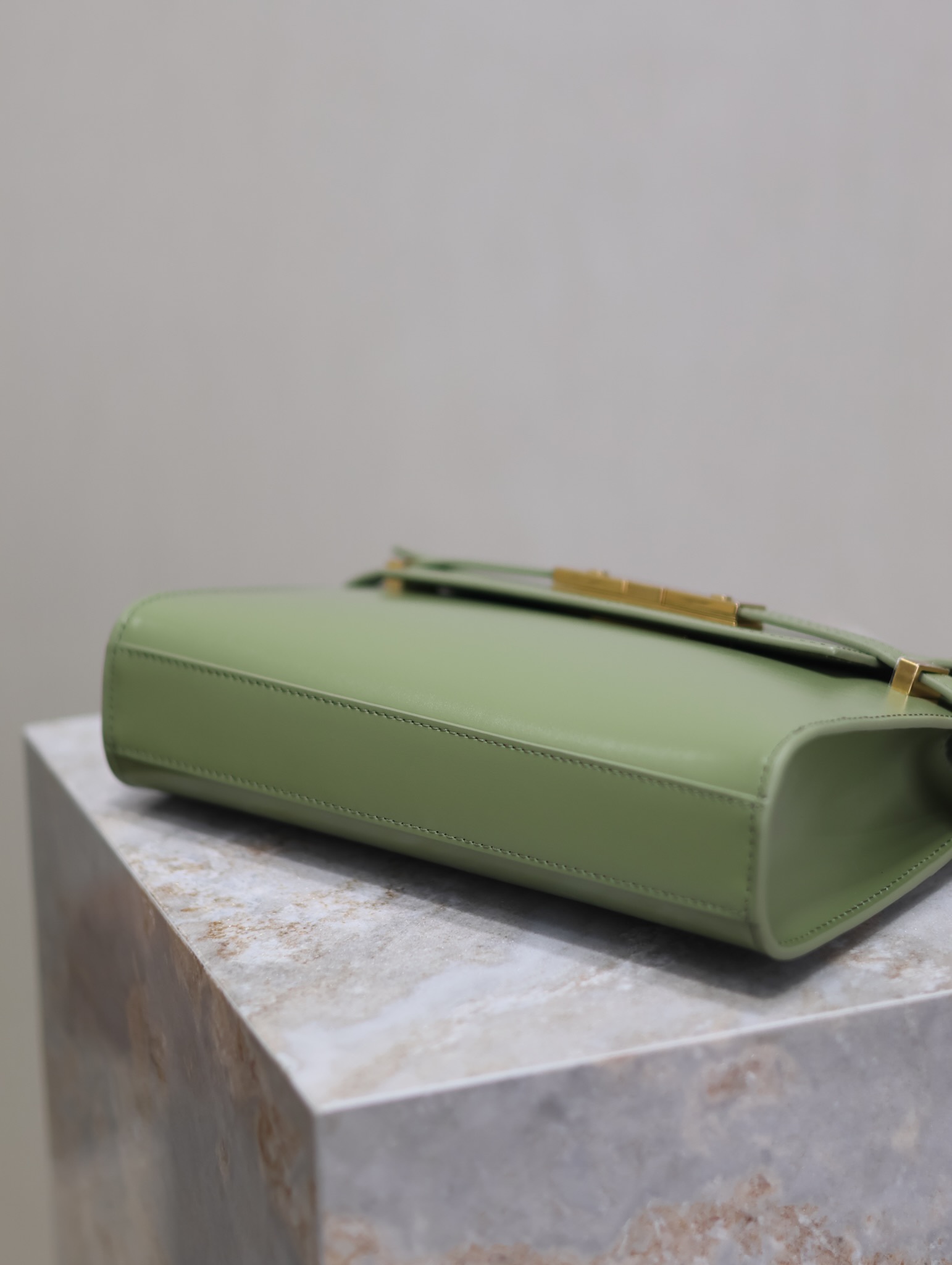 Manhattan_24cm
專櫃同步新款Manhattan法棍包小號24cm全新到貨！最新包型翻蓋曼哈頓法棍包，一改以往經典的logo，取而代之低調簡約的設計風格，它有點像H家的凱莉，很有復古的味道！商務➕休閒兩者結合，總結起來就是百搭！可以手拿，可以單肩或斜挎，一包多用，滿足了商務型女士，又滿足了小女生的休閒！精心挑選的原廠皮、完美的走線、精緻的五金讓整個包包都散髮出高級的味道！
型號：675626
尺寸：24x17.5x6cm