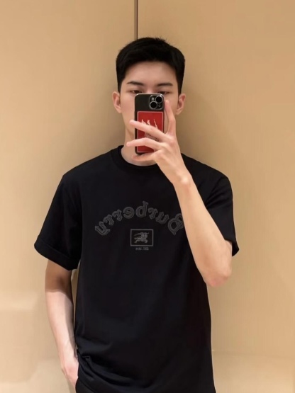 🔝BURBERRY巴寶莉BBR 哥特體刺繡短袖T恤
正品4550購入，100%洗後維斯棉235克，舒彈羅紋285克，進口刺繡，面料酵洗，定制1：1商標，寬松版型
B Size：S-XL