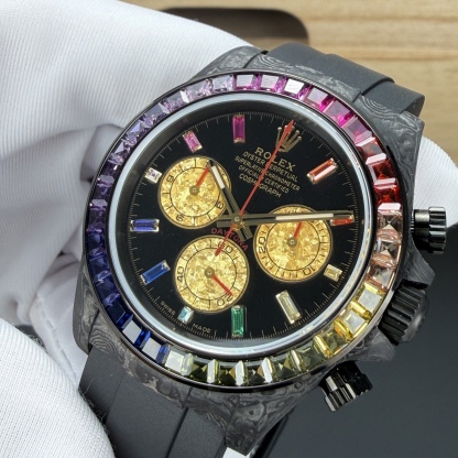 BLAKEN 頂配升級｜彩虹鑽·鉑金眼睛 4代迪通拿
BLAKEN Top Custom • Rainbow Diamond • Platinum Eye
Rolex Daytona 4th Gen 🔥
40mm 全碳纖維高端款｜實拍質感拉滿
Full Carbon Fiber • 40mm High-End Quality
✅ 72H Long Power Reserve
搭載4130一體機芯，72小時長續航，穩定耐用
✅ 魔術貼便攜式錶帶，佩戴方便快捷
Velcro portable strap •