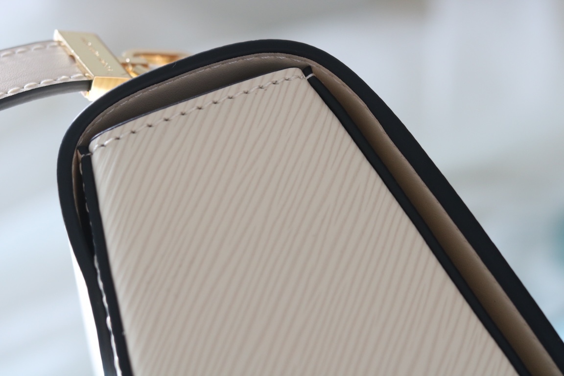 原版品質[玫瑰]歡迎貨比三家[玫瑰]款號：50391/22773/22774/23074/22768[玫瑰][玫瑰][玫瑰]本款Twist中號手袋將品牌標誌性Monogram花卉精巧融入裝飾鏈條，與雙色鎖扣相互呼應，優雅詮釋當季 TwistedFlowers主題。內貼袋之一配有可拆卸鏡子。
23x17x9.5釐米(長度x高x寬) Epi粒面皮革牛皮革飾邊牛皮革內襯金屬件
LVTwist扭鎖
內貼袋，配有可拆卸鏡子後側內貼袋
大號前內袋配有拉鍊袋肩帶:可拆卸，可調節包帶半長:350釐米
