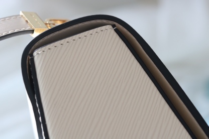 原版品質[玫瑰]歡迎貨比三家[玫瑰]款號：50391/22773/22774/23074/22768[玫瑰][玫瑰][玫瑰]本款Twist中號手袋將品牌標誌性Monogram花卉精巧融入裝飾鏈條，與雙色鎖扣相互呼應，優雅詮釋當季 TwistedFlowers主題。內貼袋之一配有可拆卸鏡子。
23x17x9.5釐米(長度x高x寬) Epi粒面皮革牛皮革飾邊牛皮革內襯金屬件
LVTwist扭鎖
內貼袋，配有可拆卸鏡子後側內貼袋
大號前內袋配有拉鍊袋肩帶:可拆卸，可調節包帶半長:350釐米
