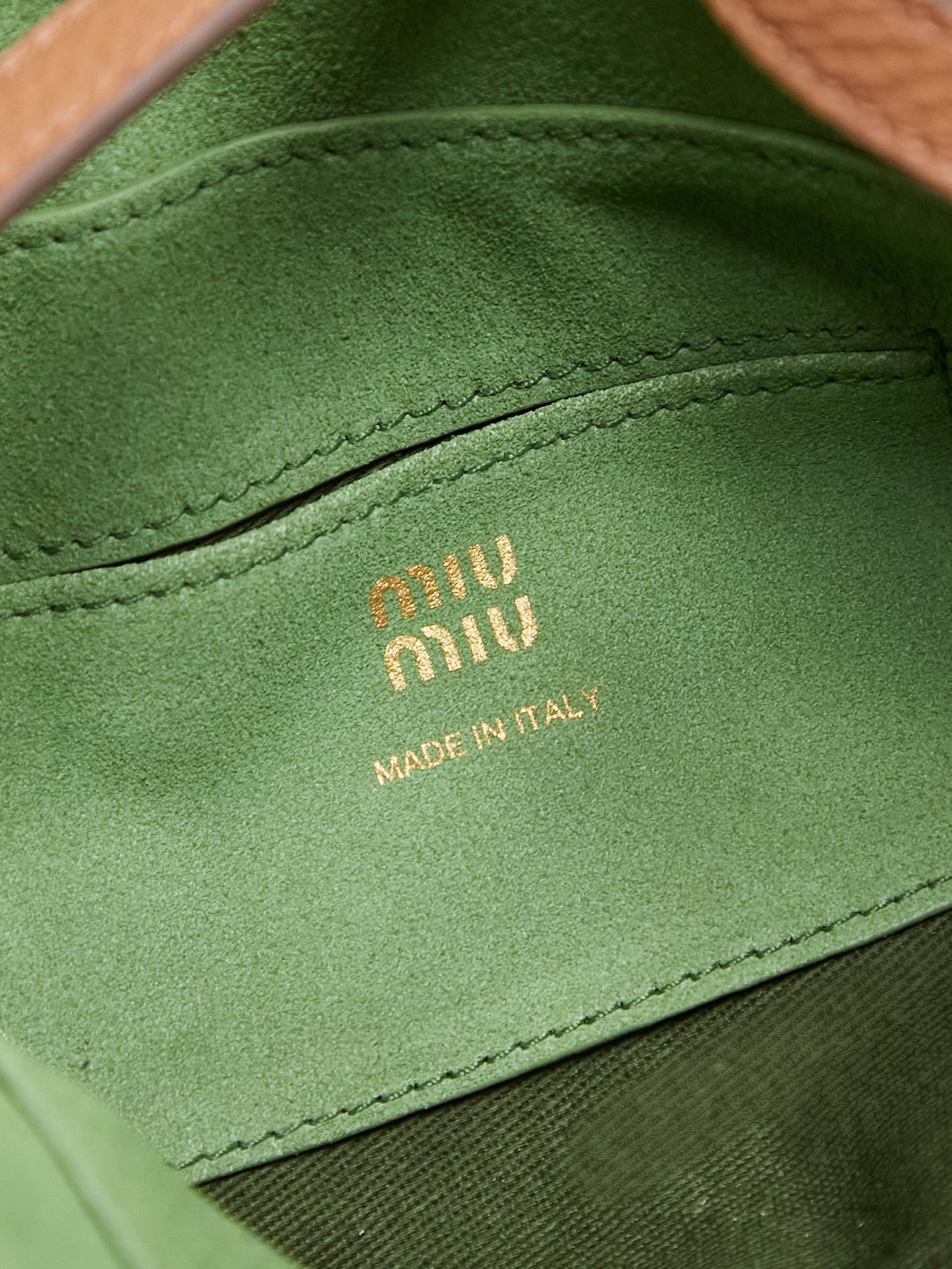 Miu家日本快闪新品斜挎包， 进口牛皮，皮面质感高级，优雅复古，包身软而不塌，气质随性慵懒，甜酷风格拉满，手工缝制皮面Logo标志，细节都很在线，通勤，逛街背都很适配，实用性MAX