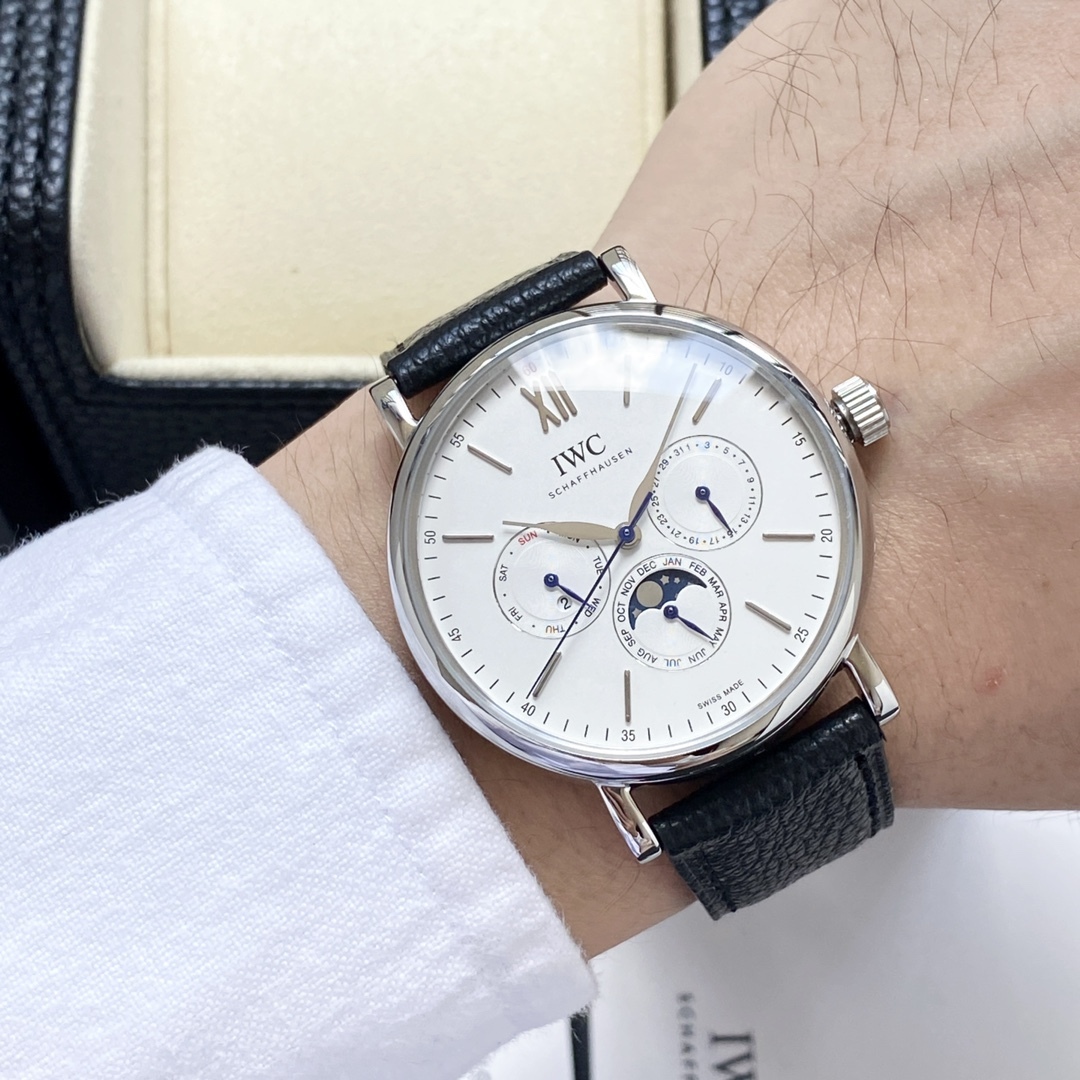 🔥顏值巔峰  傾情演繹🔥
IWC旗下最耀眼的明星，萬年一瞬，品鑒IWC萬國柏濤菲諾萬年曆腕表！
1⃣️ 【機芯】採用3836-2型自制機芯，其機芯運轉穩定，月相處更是1:1還原正品，在光線下月相中的星星太陽更是明亮發光，走時精准，幾乎零返修！
2️⃣【表殼】正品開模，1:1完美還原！腕表尺寸40mm，整個表殼採用獨家研發的CNC精磨工藝，與原裝工藝效果如出一轍！
3️⃣【錶盤】錶盤12刻度細節精益求精，1:1還原鍍銀錶盤，9位更是1:1還原閏年設計，採用雙面防反光拱形鍍膜鏡面，使其整體錶盤質感更佳