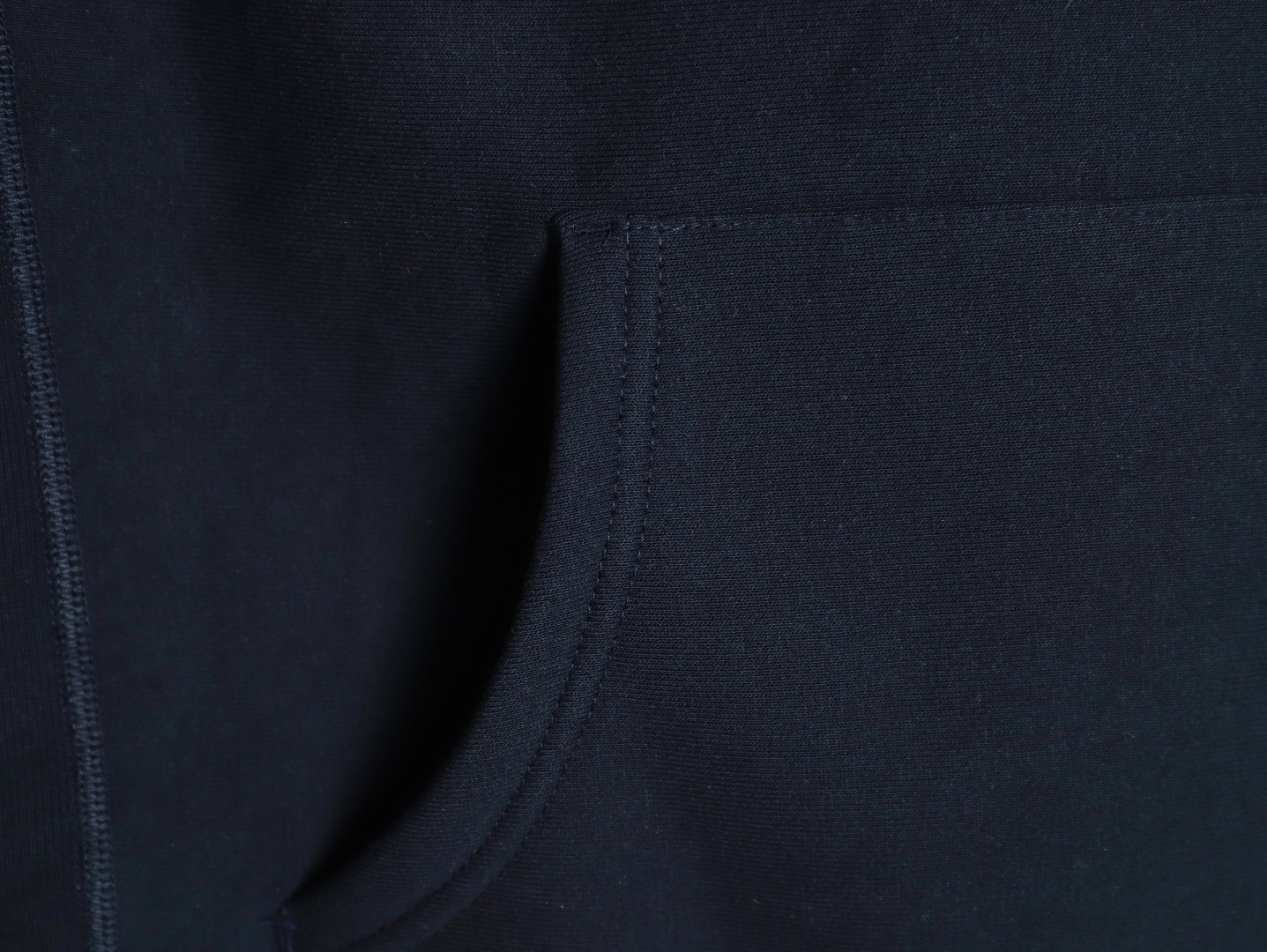 Supreme FW24 WEEK17 Box Logo Hooded Sweatshirt 胸前徽標刺繡logo口袋連帽衛衣帽衫
面料460克 高克重 面布質感強 韌性好 衣服收針處都有打套結（起到加固 久穿不變形 市面普通版本是沒有的哦） 歡迎對比 品質保證
F 尺碼：S M L XL