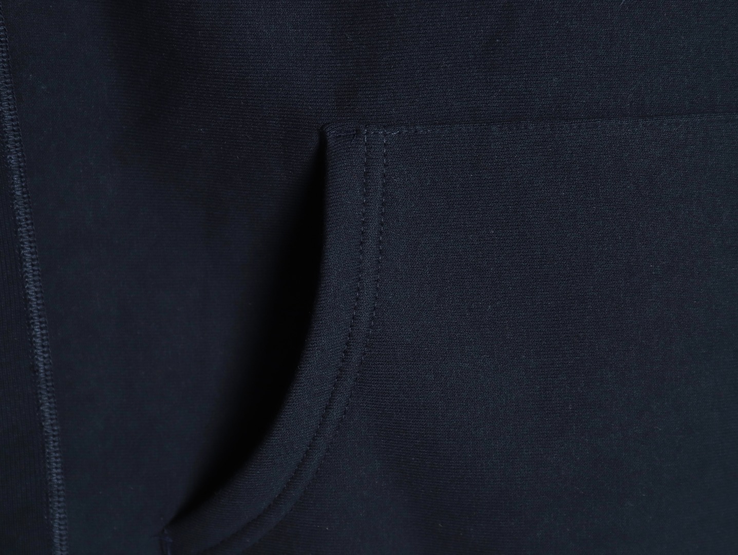 Supreme FW24 WEEK17 Box Logo Hooded Sweatshirt 胸前徽標刺繡logo口袋連帽衛衣帽衫
面料460克 高克重 面布質感強 韌性好 衣服收針處都有打套結（起到加固 久穿不變形 市面普通版本是沒有的哦） 歡迎對比 品質保證
F 尺碼：S M L XL