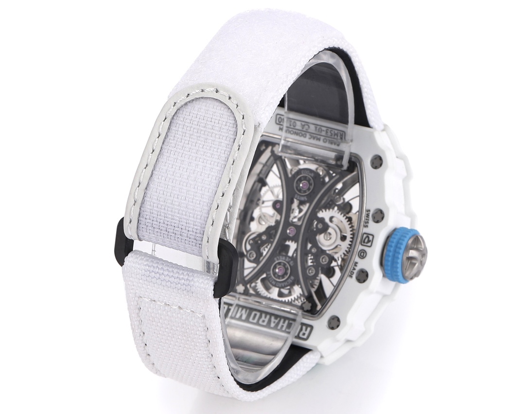 白色TPT石英纖維
【RICHARD MILLE】理查米爾RM53-01 將腕表設計與運動賽事相互結合，完美詮釋了賽場上的勇者堅定信念、頑強拼搏的精神。RM53-01以馬術運動為背景，採用多種高科技材料來抵御運動時帶來的強烈撞擊，從而保證不受破壞、正常運轉。高科技材質打造如同“護具”。“RM 53-01 PABLO MAC DONOUGH”的陀飛輪腕表，此款腕表除具備運動腕表的動感與活力外，還配備了堅固的TPT®碳纖維表殼、層壓藍寶石水晶表鏡以及固定機芯的懸浮式鋼索，有效的降低巨大衝擊、意外碰撞對腕表所帶
