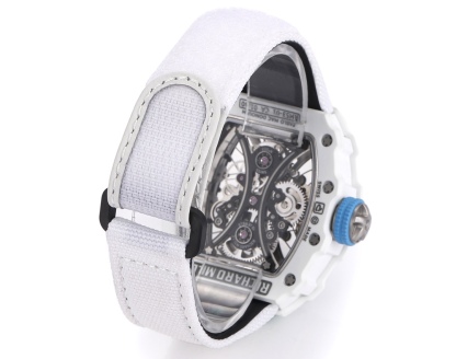 白色TPT石英纖維
【RICHARD MILLE】理查米爾RM53-01 將腕表設計與運動賽事相互結合，完美詮釋了賽場上的勇者堅定信念、頑強拼搏的精神。RM53-01以馬術運動為背景，採用多種高科技材料來抵御運動時帶來的強烈撞擊，從而保證不受破壞、正常運轉。高科技材質打造如同“護具”。“RM 53-01 PABLO MAC DONOUGH”的陀飛輪腕表，此款腕表除具備運動腕表的動感與活力外，還配備了堅固的TPT®碳纖維表殼、層壓藍寶石水晶表鏡以及固定機芯的懸浮式鋼索，有效的降低巨大衝擊、意外碰撞對腕表所帶