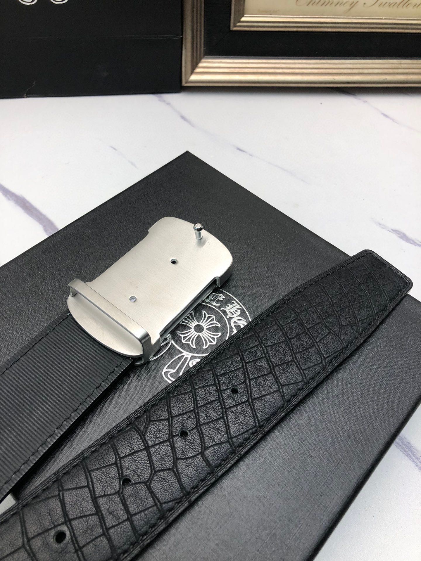 克羅星：原單頭層牛皮燙印花紋面，內襯頭層小牛皮底，搭配原單自動扣，可裁剪的自動帶，此款腰帶面雙採用意大利原定廠制進口牛皮帶身 ，對專版櫃足寬3.5