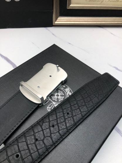 克羅星：原單頭層牛皮燙印花紋面，內襯頭層小牛皮底，搭配原單自動扣，可裁剪的自動帶，此款腰帶面雙採用意大利原定廠制進口牛皮帶身 ，對專版櫃足寬3.5