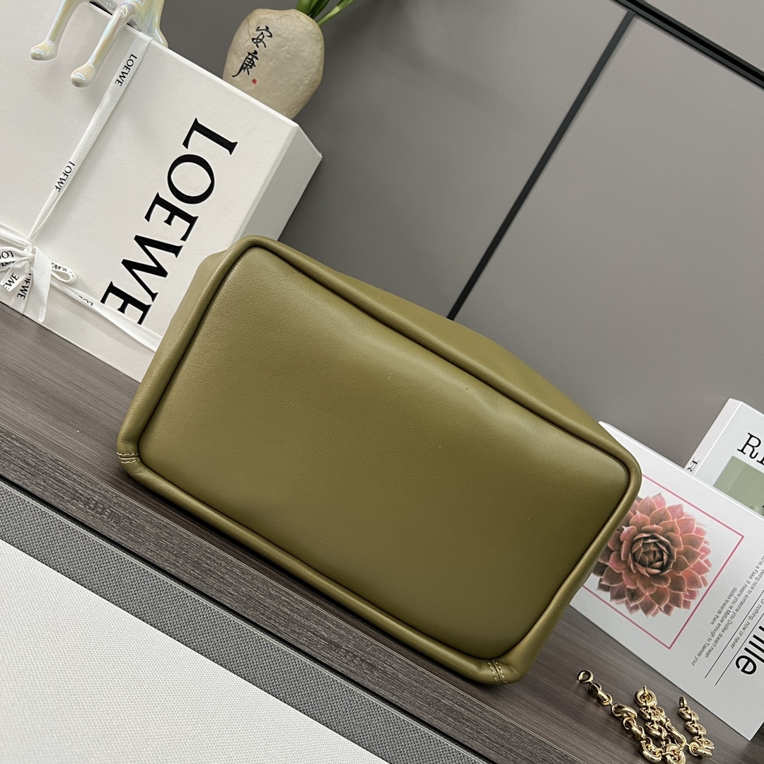 LO℮w℮🌟中號🆕納帕羊皮Squeeze手袋👜一款精緻而柔美的全新手袋，採用觸感柔軟的納帕皮革製成。這款順手藝是傳統工藝、創新研究和獨特設計的傑作，具備令人驚訝的輕盈褶皺包身、可調節甜甜圈鏈條和觸感柔軟的提手。此中號版本採用納帕羊皮革打造。*可肩背、斜挎或手提*可調節鏈條肩帶，搭配Anagram攜刻鵝卵石，附加額外鏈條，可進一步延長肩帶*磁扣開合*內部拉鍊口袋*無襯里*lo*ewe燙金或燙銀。
size：34*13.5*33CM
型號：652328 全鋼五金