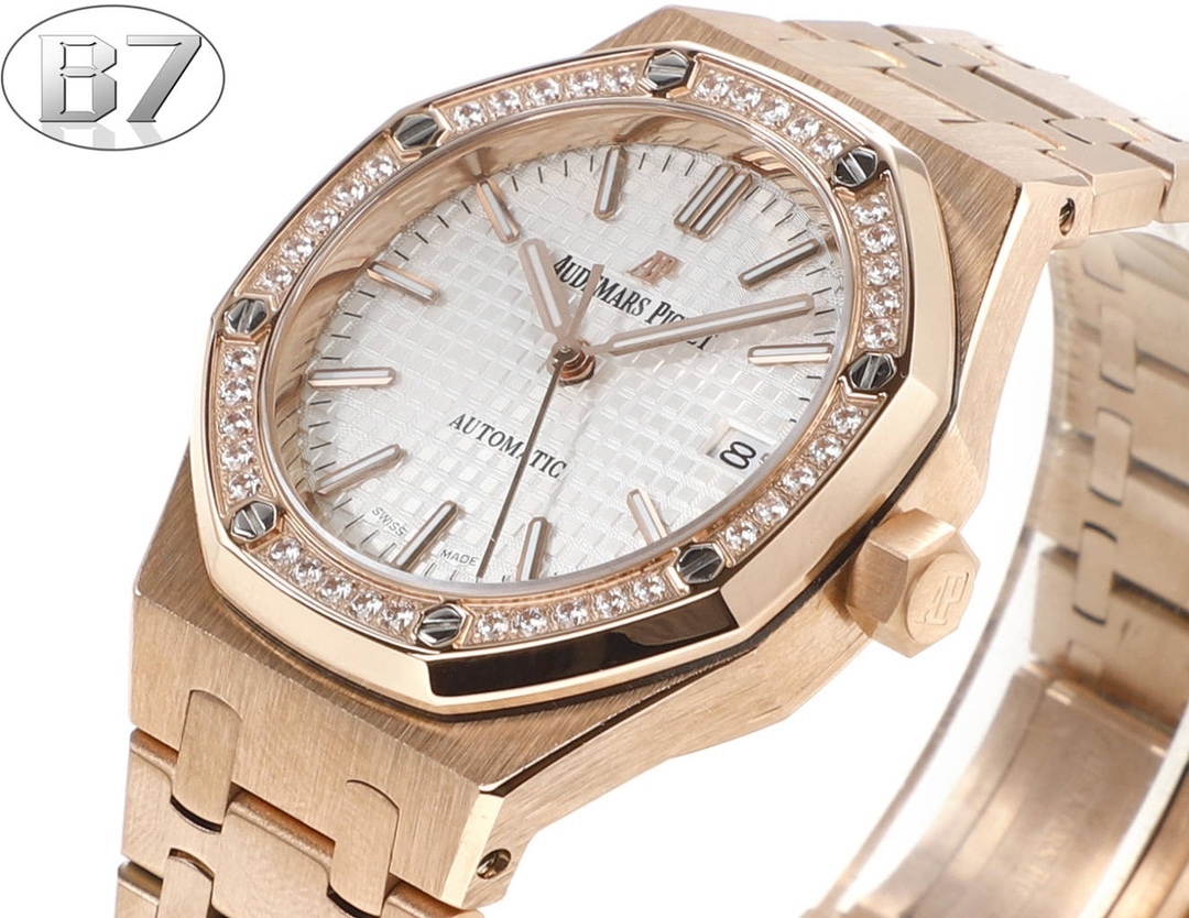 B7  Factory
AP愛彼 女款愛彼皇家橡樹 剔除機芯甲板多餘部分，使之變得更加鏤空——成就鋼表巔峰—— 實力演繹 衛冕“鋼”王！【6大精妙之處】1.正品拆解開模，尺寸為37毫米與正品一致！2.完美還原正品表殼的每一處細節，盡顯正品“稜角分明 堅毅果敢”的陽剛氣質。3.鋼帶的做工無可挑剔，比市面上任何鋼帶表做工均要更上一層樓，鋼帶頭粒和表頭銜接的“緩衝帶”的鬆緊程度與正品一模一樣。4.自動陀的與原裝致敬，是市面唯一做到顏色於原裝一致的版本（市面一般版本均偏紅）其上的ap族徽雕刻獨一無二。