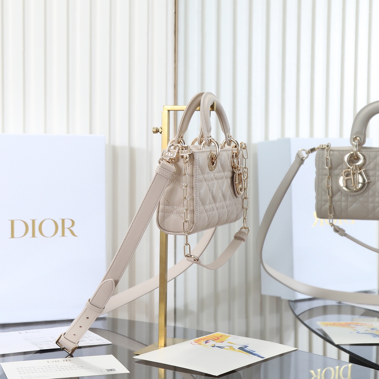 D-joy  原廠級別 

小號尺寸 米色現貨‼️ M0613

全新D-joy強勢回歸，最新小號✔️大爆款的節奏🔥，包包自帶兩條肩帶，多種背法🙋🏻‍♀️，上身又美又颯，經典的菱格設計🥅，搭配漆皮優雅又時尚🌿

size：22.5-6-11.5cm
