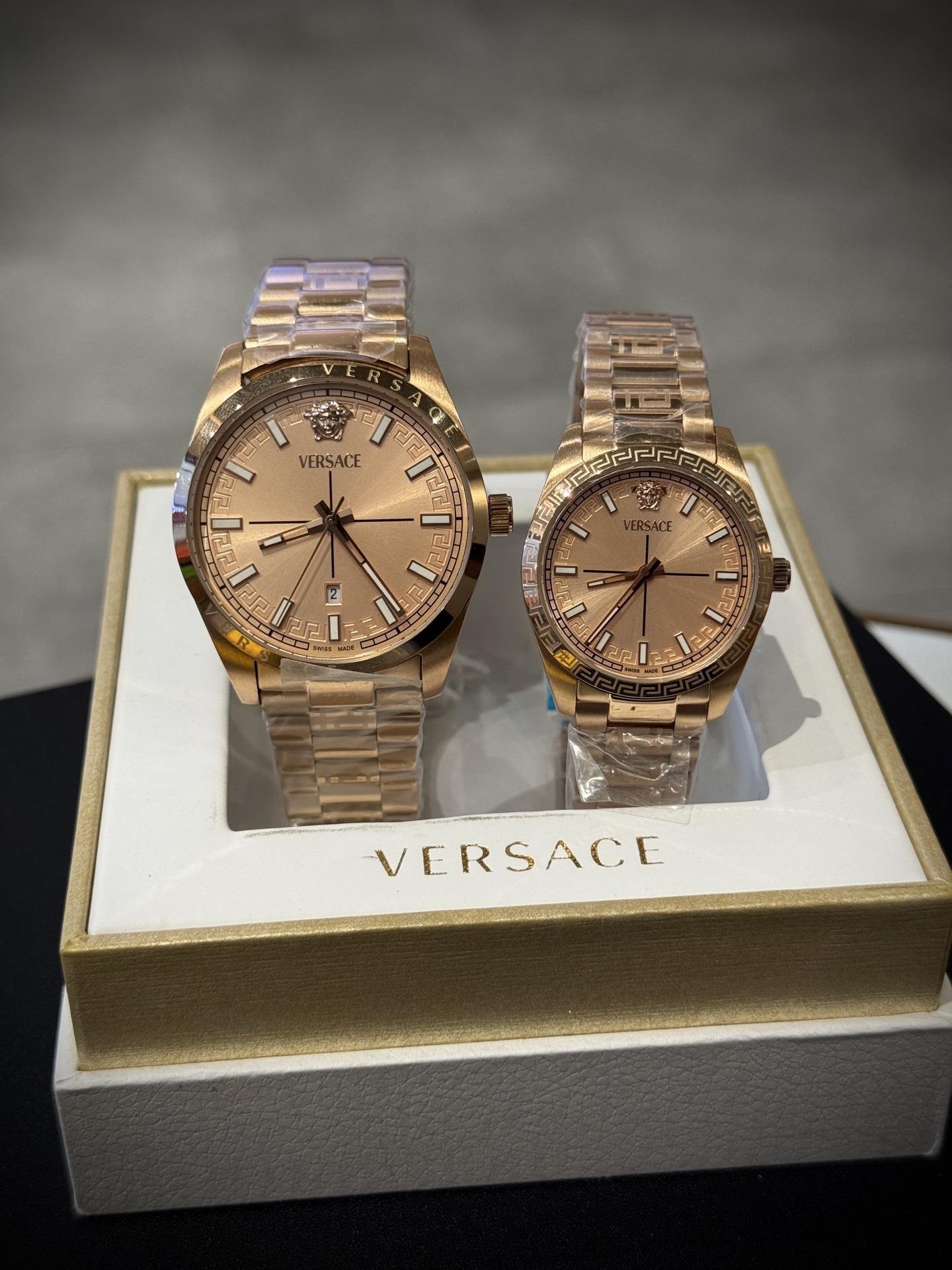 Versace範思哲石英手錶，VERSACE MILLENYIUM  LADY系列，採用希臘回紋元素錶盤，12時位飾有美杜莎頭像展現範思哲經典圖案魅力，錶鏈印刻希臘回紋搭配雙按蝴蝶扣設計，兼具時尚與舒適，錶盤男款40mm 女款32mm 30米生活防水，進口石英機芯

立即搶購👉