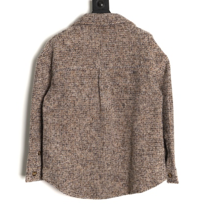 🔝LOEWE羅意威 皮章口袋羊毛混紡外套
採用精心配比的混紡面料，羊毛提供天然保暖與挺括廓形，馬海毛賦予面料細膩蓬松的絨毛感，少量錦綸的餵入則增強耐磨性與抗皺性，三者融合打造中克重的理想厚度，兼顧溫度與輕盈。通過“雙面磨毛”工藝處理，面料表面呈現豐盈的短絨毛肌理，觸感如羊絨般柔軟親膚，同時保留羊毛混紡的筋骨感。微型格紋圖案以沙米色為基底，交織灰、棕、藍三色紗線，通過色織工藝織就，微型格紋尺寸統一，細膩而不張揚，呈現低調的復古韻味。
面料經過3道磨毛工序，確保絨毛長度均勻（约0.3mm）