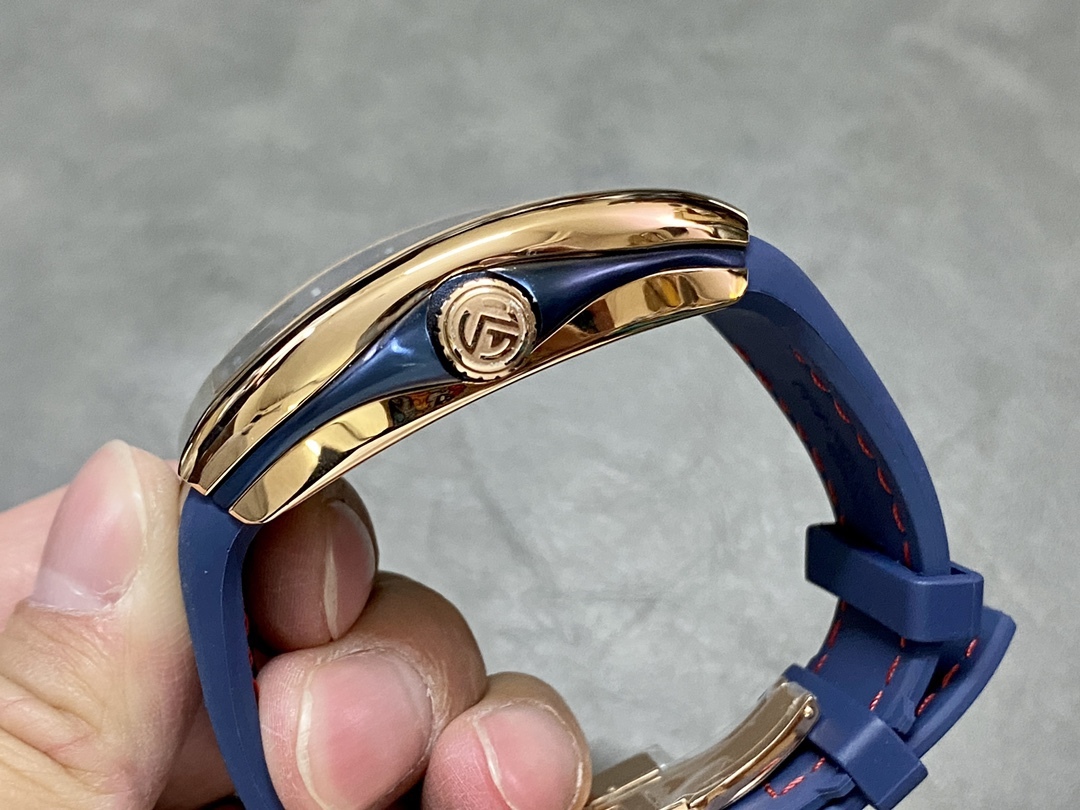 全新 V45 遊艇新款原版復刻鋼帶全新款 
ABF 法蘭克穆勒 最新款獨家定製版 Vanguard腕表 V45 CRAZY HOUR 瘋狂時間系列 比特幣特別限量版 
打破常規 將12個Art Deco式的阿拉伯數字整齊排列 定製版CZ02自動機械機芯 加裝了原先沒有的大秒針 行雲流水 更具時鐘特色 100%原版視覺效果 高級批花時針相隔4個小時 按時間順序跳躍 
原版開模1:1高端定制 三明治表殼結構 配件可以與原版通用 表殼尺寸 44*53.7mm 錶盤和皇冠使這款腕表的運動優雅和獨特美感