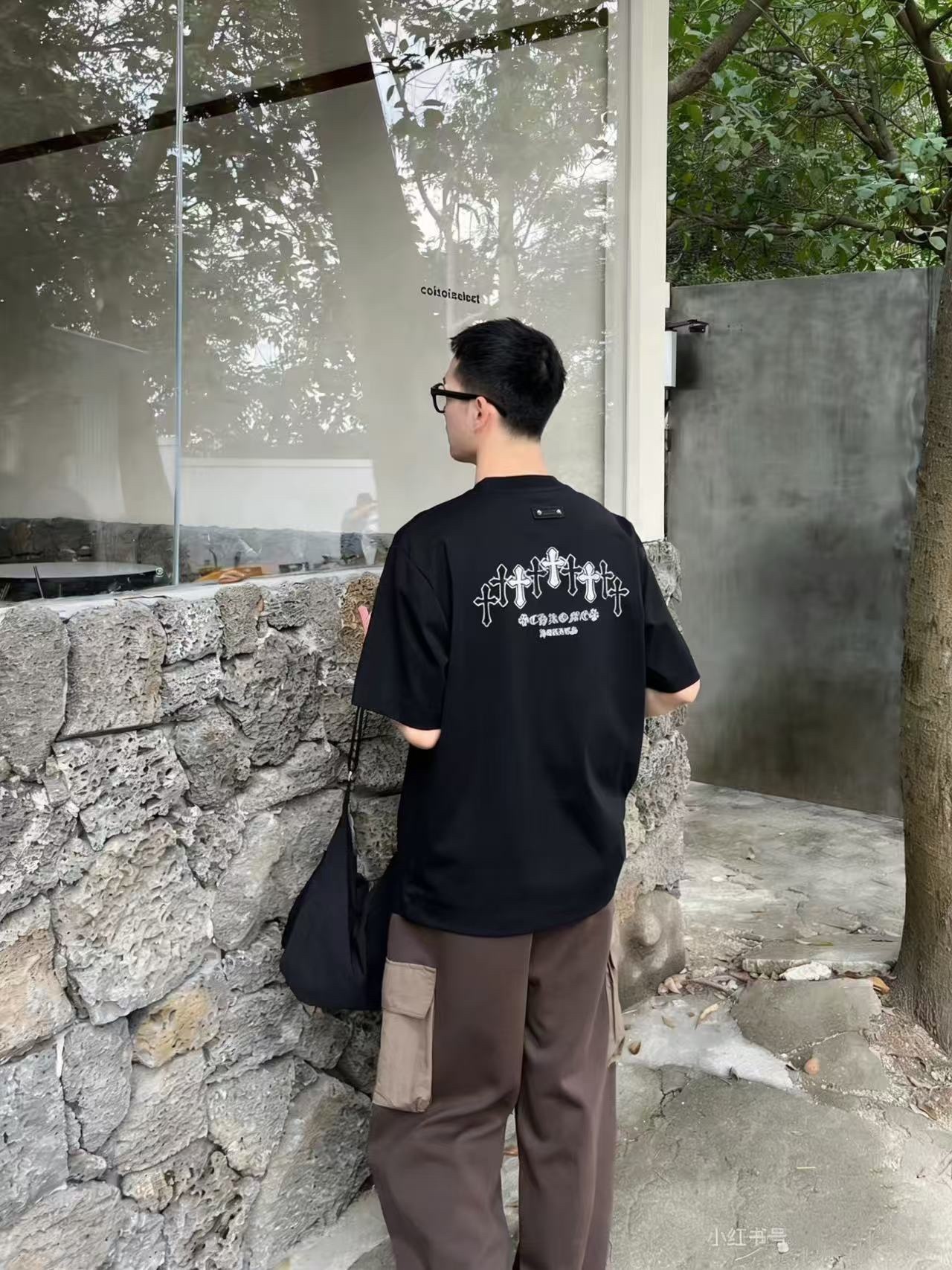CHROME HEARTS克羅心CH 26ss 梵文十字架刺繡短袖T恤
No.1的質量 真正天花板品質，正確320g定織定染雙紗面料 柔軟舒適，成衣洗水 定染螺紋 無色差 不變形 手工磨爛超重工藝。螺紋領口均為克某心原領口 高包裹度 領口寬度和櫃櫃精確到毫米 厚領口不易變形，注意做工 領口處針腳 無折疊 順暢自然沒重疊線 真正還原 這是多少人都做不到的 ，區別市場通貨!
M1 Size: S-XL
