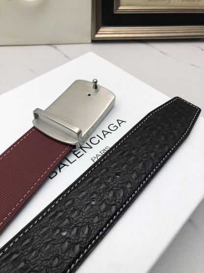 華倫天奴：原單頭層牛皮駝鳥花紋，內襯頭層壓橫紋牛皮底，營造織紋外觀。飾以標誌原單扣。專櫃寬度4.0