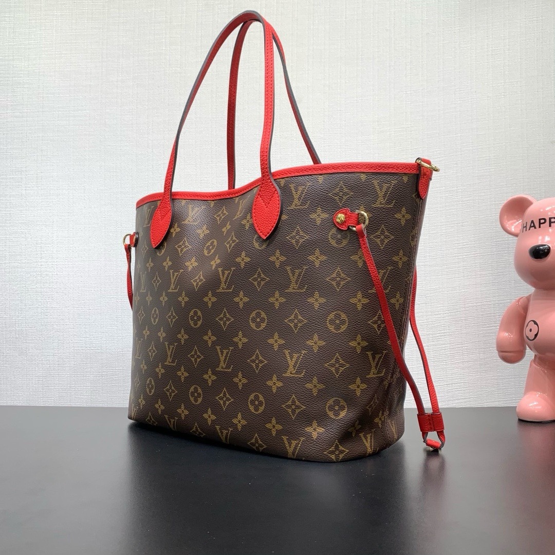 款號：M12708
        作為路易威登的經典設計之一，Neverfull Bandoulière Inside Out 中號手袋此次取材 Monogram 帆布和條紋織物，以雙面設計彰顯潮流新意。可拆卸肩帶方便斜挎，亦可通過側面鈎扣化身 Hobo 手袋。

28 x 14 x 31 釐米
(高 x 寬 x 長度)