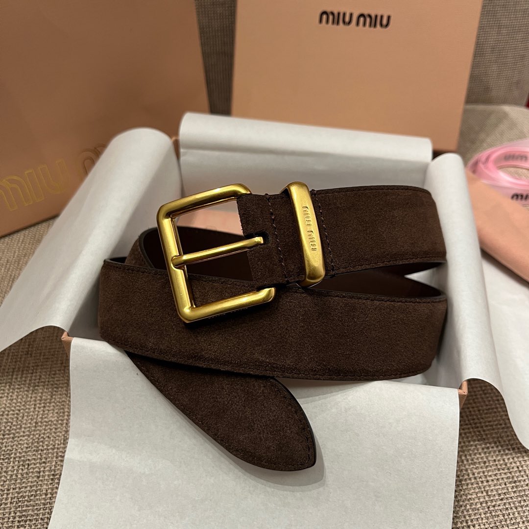 MiuMiu 今年大爆款上新‼️‼️
皮質絨面 冬天超適合絨絨的
這就是野性與可愛結合的反差美！
關但寬度粗 腰頭大 有一種野性與可愛結合的反差美～
炎名系上有甜酷甜酷的氛圍感喔#
寬度 ：3.5cm