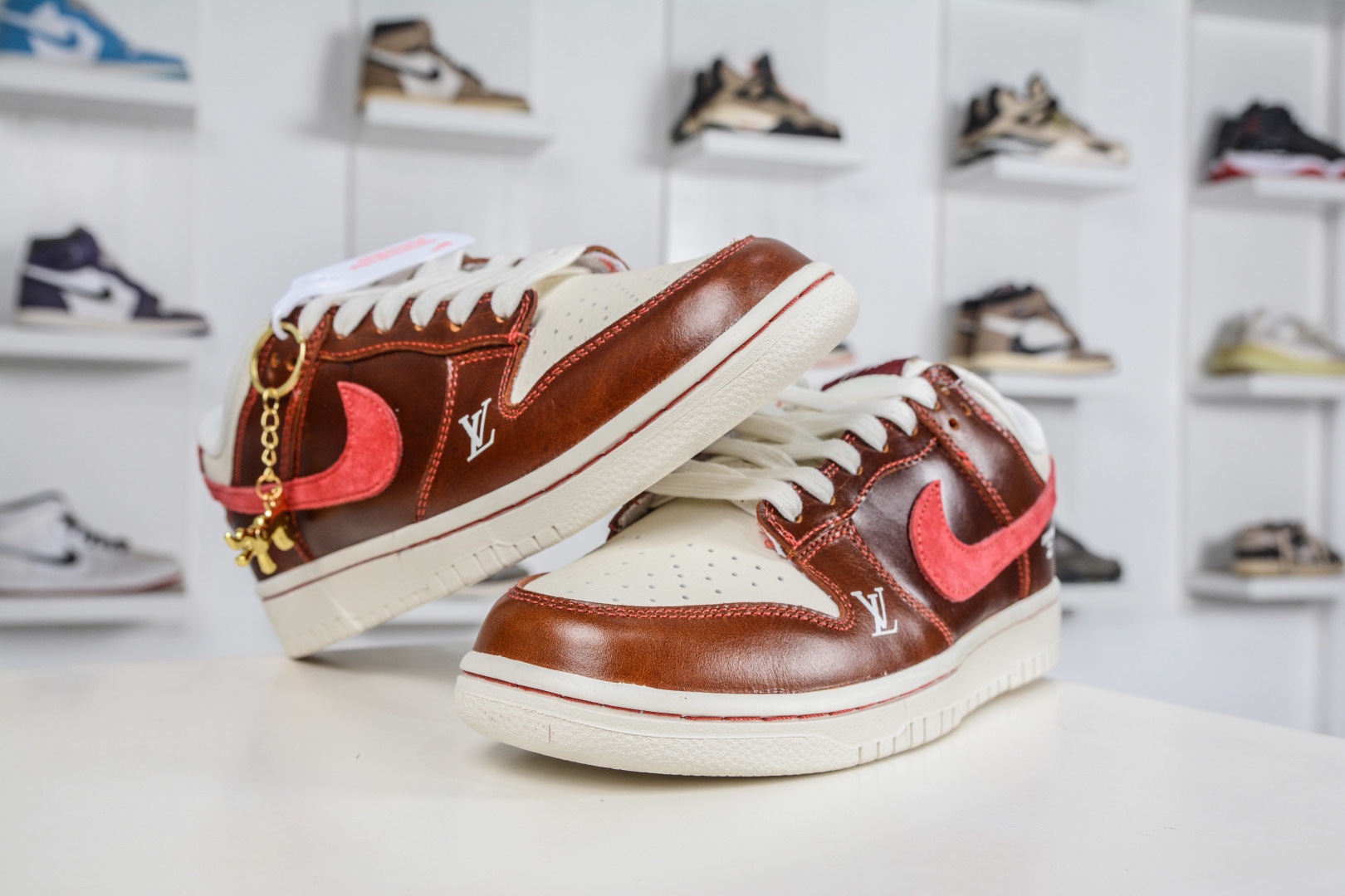 Nike SB Dunk Low x Louis Vuitton LV馬年限定聯名-酒紅棕 
貨號：DS6608 025
尺碼：36 36.5 37.5 38 38.5 39 40 40.5 41 42 42.5 43 44 44.5 45