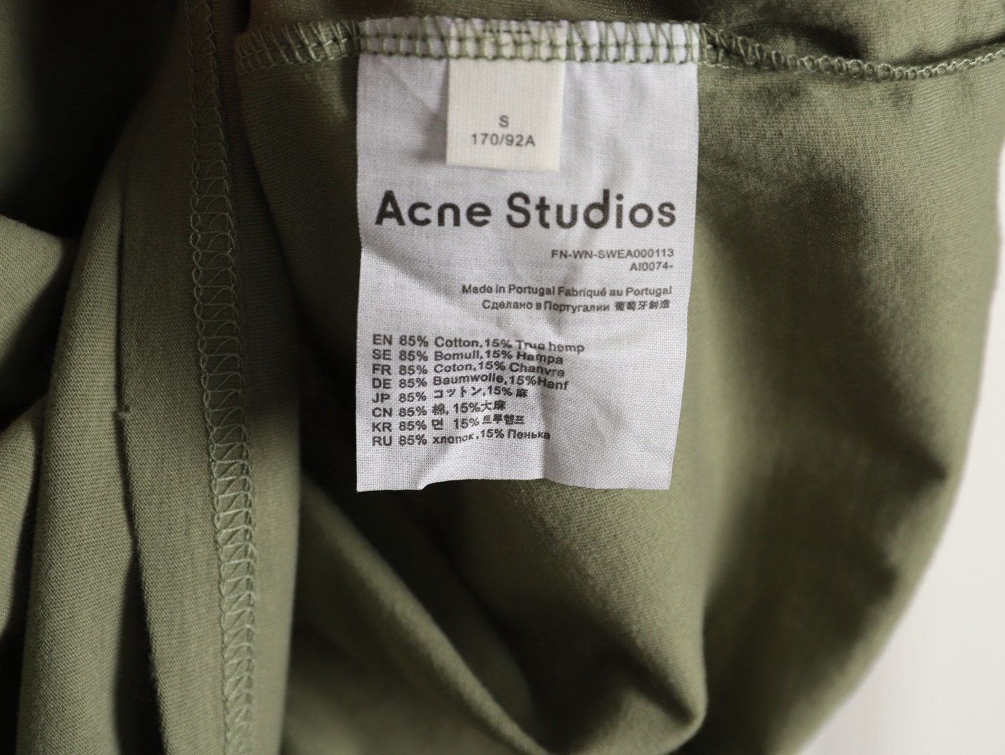 🔝Acne Studios 26SS 1996字母印花短袖T恤
面料是定制定染的32支220g原版雙紗棉，胚布經過高盂環保染色，裁大貨前還要進行高溫環縮水，降低縮水率的同時使得手感更柔軟舒適，印花方面必須五層膠漿，第一遍必須為進口打底漿，填平布料上極為細小的線洞，再由高溫床烤乾再劇頗色，採用油墨因熱平網印花，一共刷五層，每一層間隔為時間為30分鐘，才能保證出來的成品保持原版的質感，全套開發輔料
尺碼：S-XL
