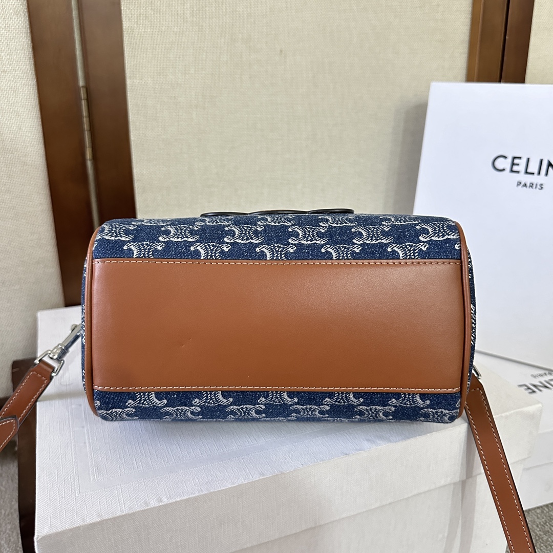 CELIN*24s春夏新品｜CUIR TRIOMPHE牛仔織物牛皮革波士頓包
春夏限定新品🎁牛仔凱旋門織物+浮雕凱旋門皮質小號波士頓💕復古味道更足更有質感～容量一如既往 超能裝✅ 日常又百搭 人手必備～肩背和手提均可
織物，牛皮革，織物襯里，拉鍊鎖閉，1個主隔層，1個內側扁平口袋，皮革手輓長10釐米，可調節肩帶，最小長度51釐米，最大長度58釐米
尺寸：19.5 X 14 X 7釐米
型號：197582