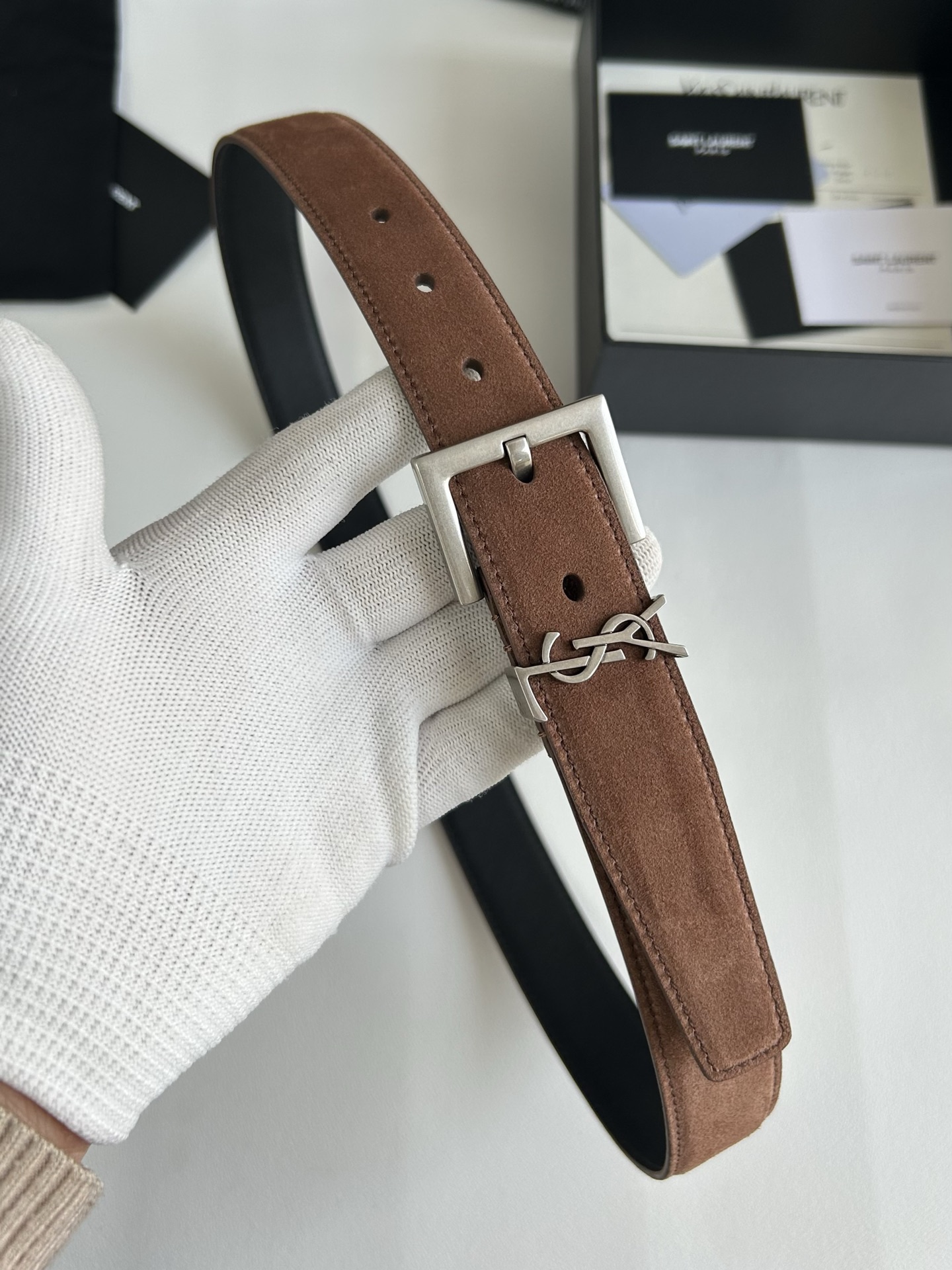 聖羅蘭 女士腰帶，進口小牛皮 配以CASSANDRE 標識腰帶環。古銅色金銀五金可選。精緻優雅的設計，寬度3.0cm