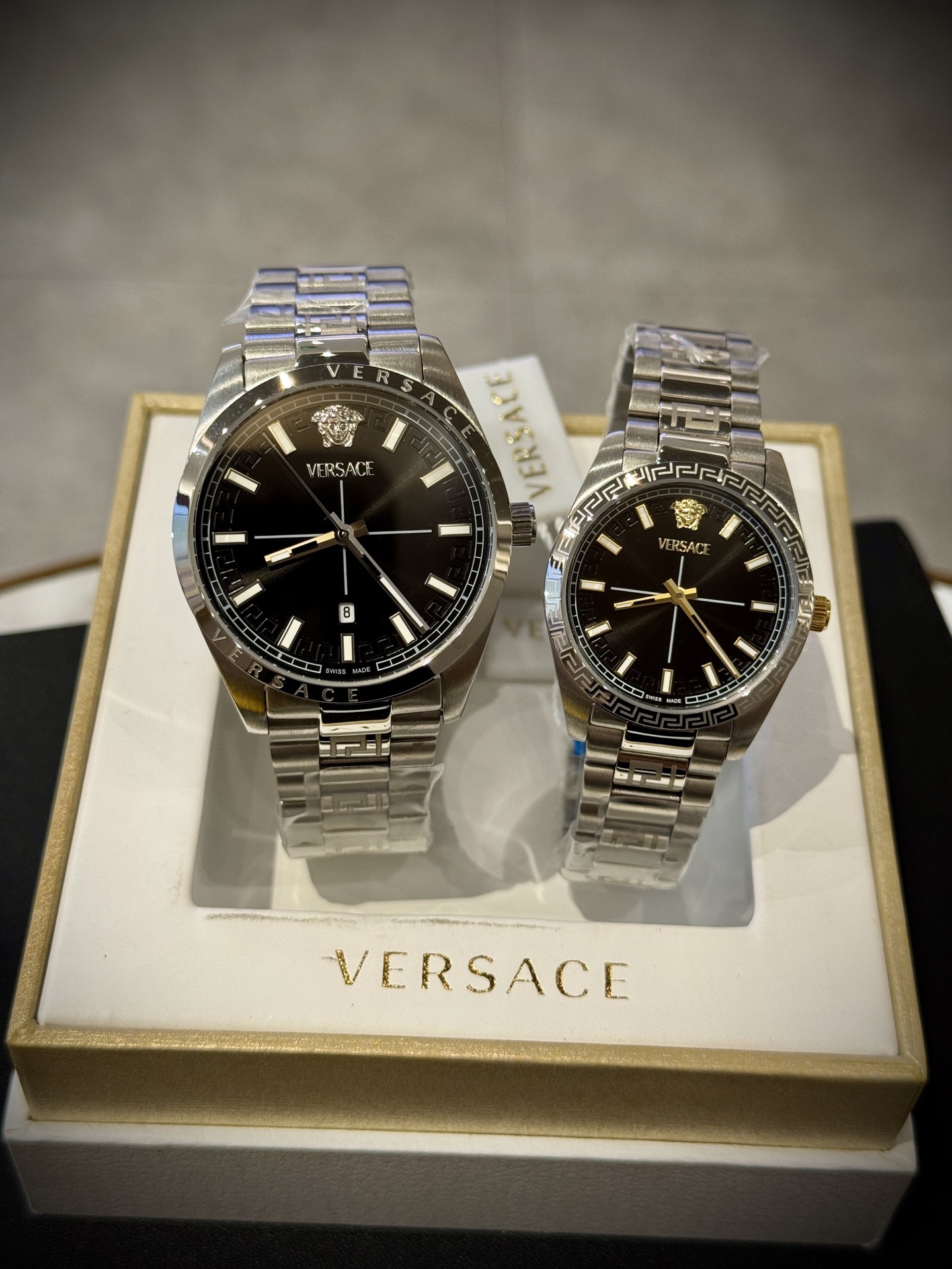 Versace範思哲石英手錶，VERSACE MILLENYIUM  LADY系列，採用希臘回紋元素錶盤，12時位飾有美杜莎頭像展現範思哲經典圖案魅力，錶鏈印刻希臘回紋搭配雙按蝴蝶扣設計，兼具時尚與舒適，錶盤男款40mm 女款32mm 30米生活防水，進口石英機芯

立即搶購👉