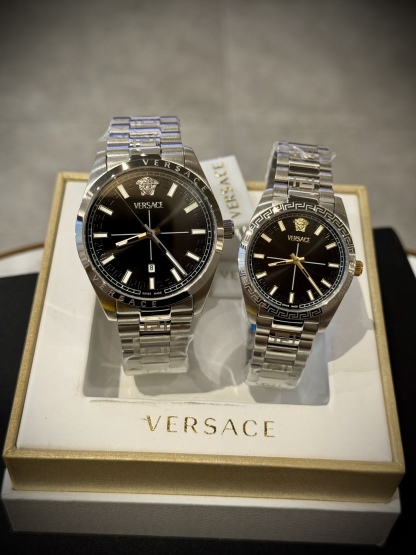 Versace範思哲石英手錶，VERSACE MILLENYIUM  LADY系列，採用希臘回紋元素錶盤，12時位飾有美杜莎頭像展現範思哲經典圖案魅力，錶鏈印刻希臘回紋搭配雙按蝴蝶扣設計，兼具時尚與舒適，錶盤男款40mm 女款32mm 30米生活防水，進口石英機芯

立即搶購👉