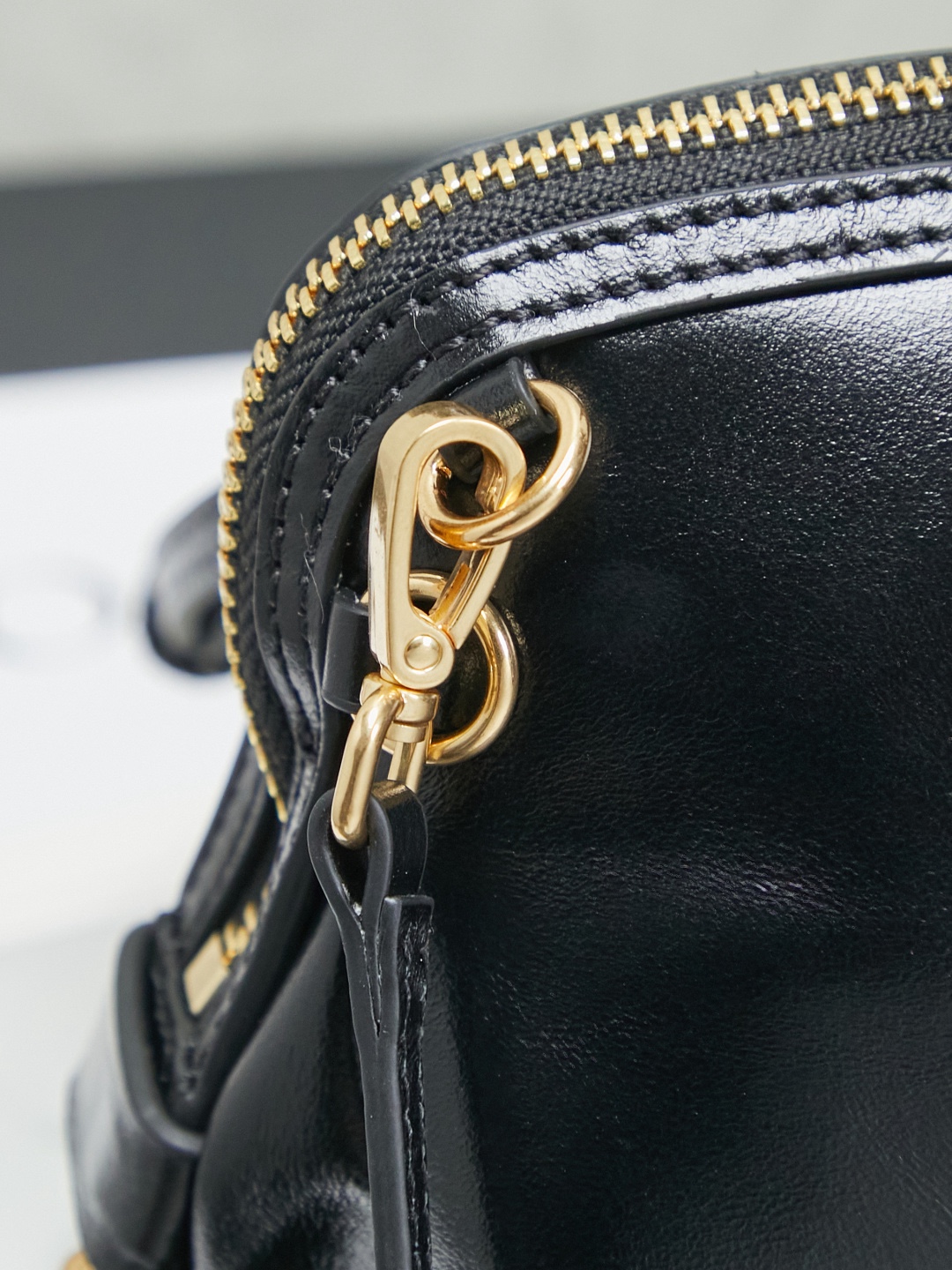 Miumiu新款贝壳包油蜡皮复古美， 审美真的很在线噢， 多种背法的松弛感拉满贝壳形状+手柄设计， 复古又时尚  ，慵懒的风格 不论是日常闲坐还是约会逛街都是很时髦. 总之就是很好看啦.. 可自己diy小挂件哦～