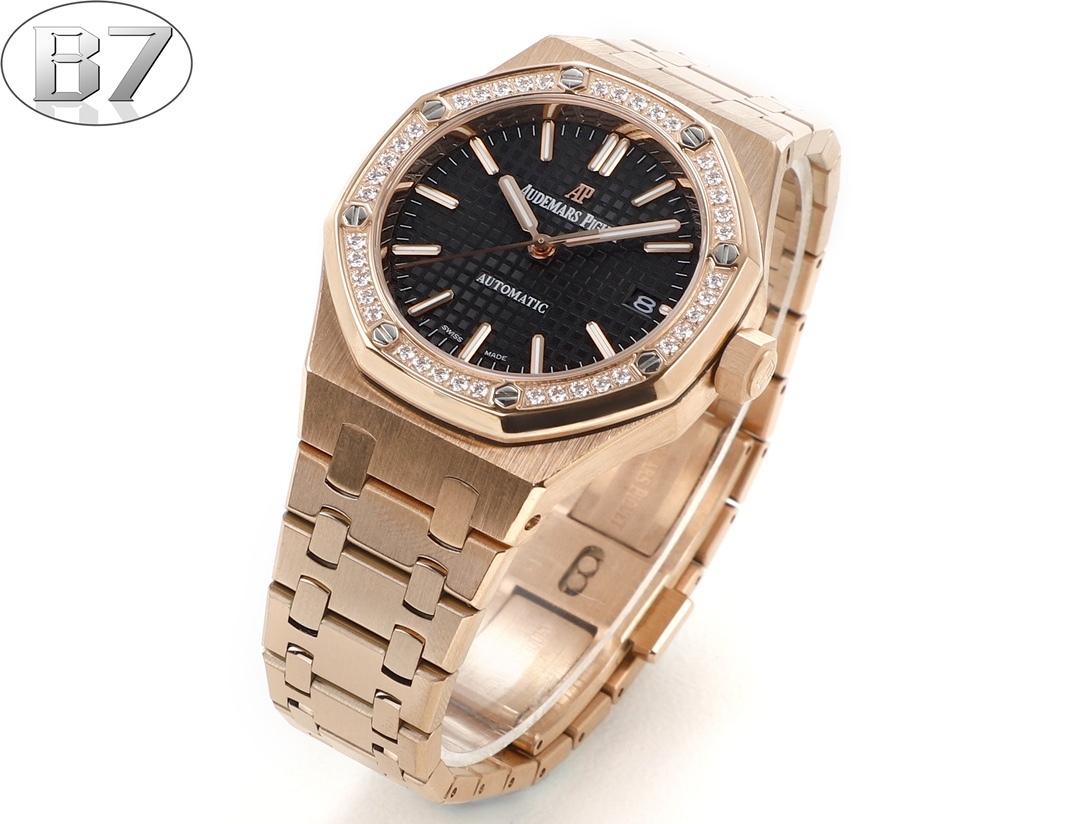 B7  Factory
AP愛彼 女款愛彼皇家橡樹 剔除機芯甲板多餘部分，使之變得更加鏤空——成就鋼表巔峰—— 實力演繹 衛冕“鋼”王！【6大精妙之處】1.正品拆解開模，尺寸為37毫米與正品一致！2.完美還原正品表殼的每一處細節，盡顯正品“稜角分明 堅毅果敢”的陽剛氣質。3.鋼帶的做工無可挑剔，比市面上任何鋼帶表做工均要更上一層樓，鋼帶頭粒和表頭銜接的“緩衝帶”的鬆緊程度與正品一模一樣。4.自動陀的與原裝致敬，是市面唯一做到顏色於原裝一致的版本（市面一般版本均偏紅）其上的ap族徽雕刻獨一無二。
