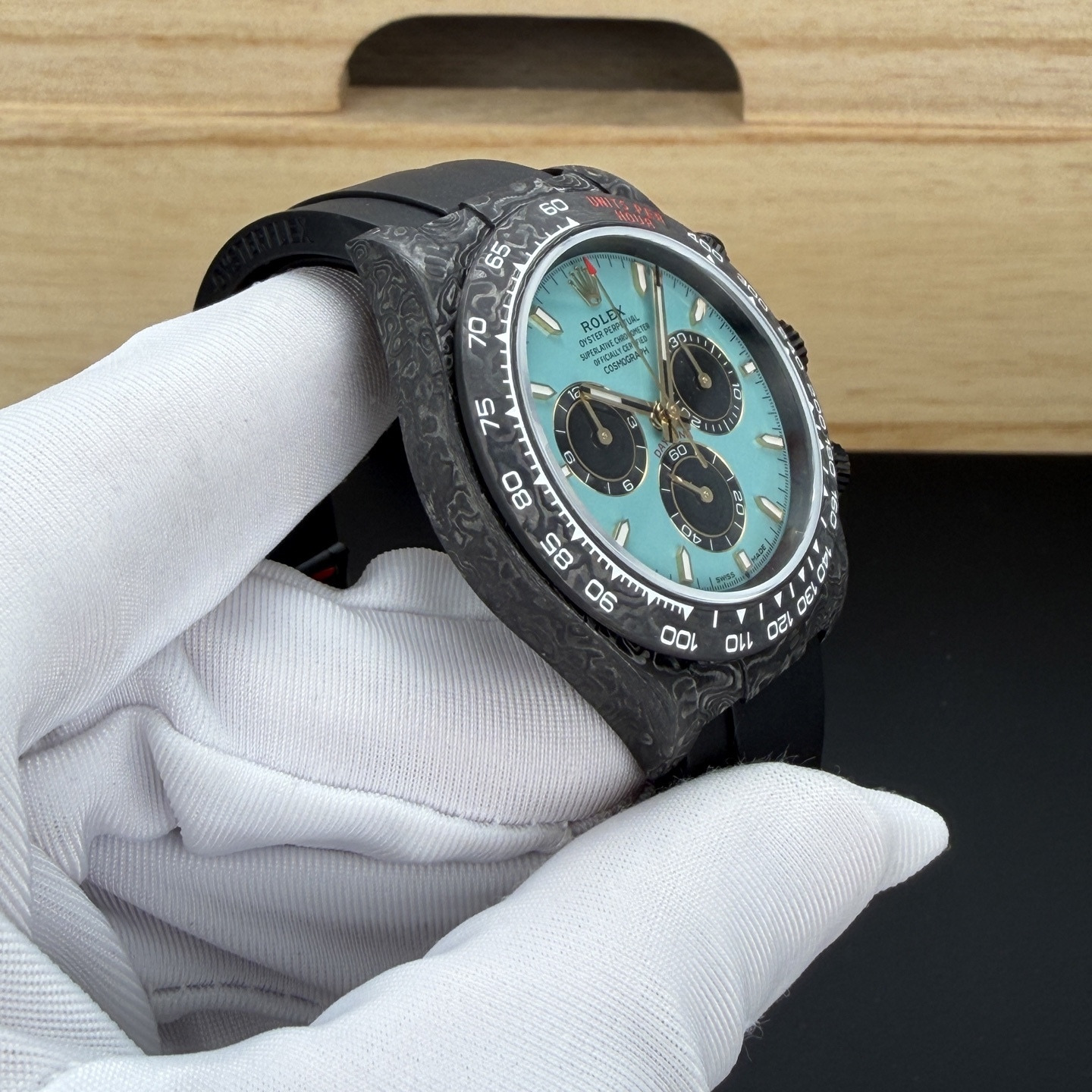 BLAKEN 頂配升級｜彩虹鑽·鉑金眼睛 4代迪通拿
BLAKEN Top Custom • Rainbow Diamond • Platinum Eye
Rolex Daytona 4th Gen 🔥
40mm 全碳纖維高端款｜實拍質感拉滿
Full Carbon Fiber • 40mm High-End Quality
✅ 72H Long Power Reserve
搭載4130一體機芯，72小時長續航，穩定耐用
✅ 魔術貼便攜式錶帶，佩戴方便快捷
Velcro portable strap