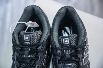 New Balance M1906R系列 復古老爹防滑耐磨低幫 跑步鞋 
貨號：M1906RJB
尺碼：36 37 37.5 38 38.5 39.5 40 40.5 41.5 42 42.5 43 44 45 46.5