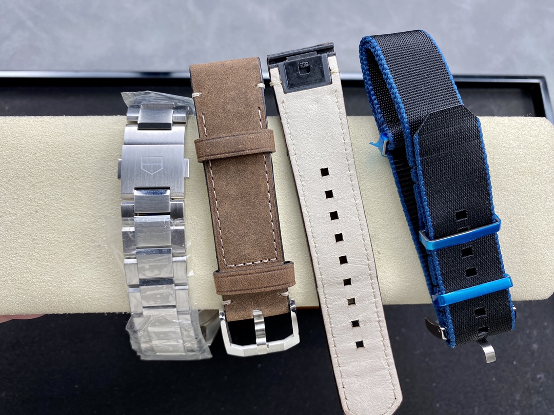 TAR年末巨獻——超級泰格豪雅系列腕表，正裝休閒兩不誤、小眾而不平庸、穩重而不失靈動，通勤的最佳首選腕表。全系均採用原裝數據打造、配件可以和原廠互換，頂級打磨 超強夜光 防水性能高達100米，超原單品質 誠意滿滿 並搭載原裝sw200機芯，歡迎品鑒！