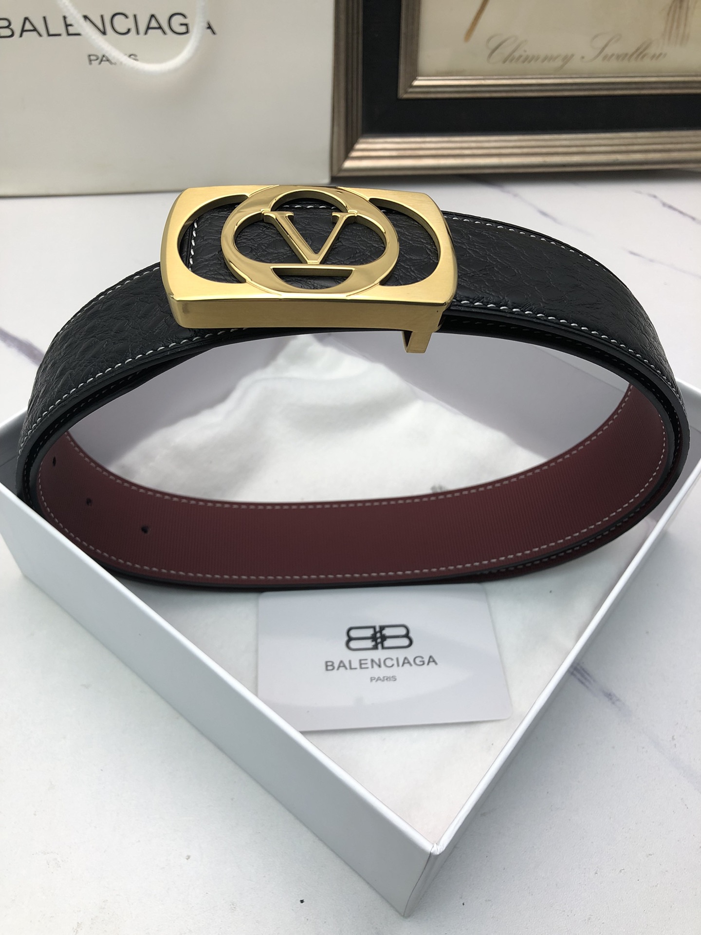 華倫天奴：原單頭層牛皮駝鳥花紋，內襯頭層壓橫紋牛皮底，營造織紋外觀。飾以標誌原單扣。專櫃寬度4.0