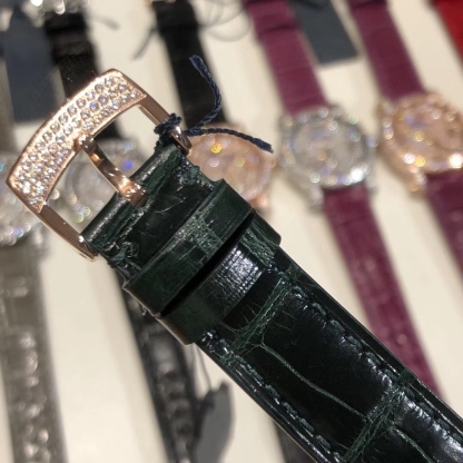 （NL）2025最新款滿天星   原裝搭配美洲鰐魚錶帶 搭配原莊進口日本9015機芯 蕭邦（HAPPY DIAMONDS）作為蕭邦最暢銷的系列一直以細膩的手法詮釋蕭邦標誌性靈動鑽石的概念，此系列作品柔美而時尚，都說男戴萬國女戴蕭邦 有金（進）有鑽（賺）寓意也很好。錶盤內的鑽石滾珠可自由滑行轉動，時來運轉 財運滾滾，讓每一位女性都以最迷人的造型驚艷世人。 這次給大家帶來的蕭邦快樂鑽系列 這次給大家帶來的蕭邦快樂鑽系列 是肖邦旗下最具代表性的腕表 最有特色的夾層玻璃的7顆，7顆鑽石產生自旋 猶如舞蹈